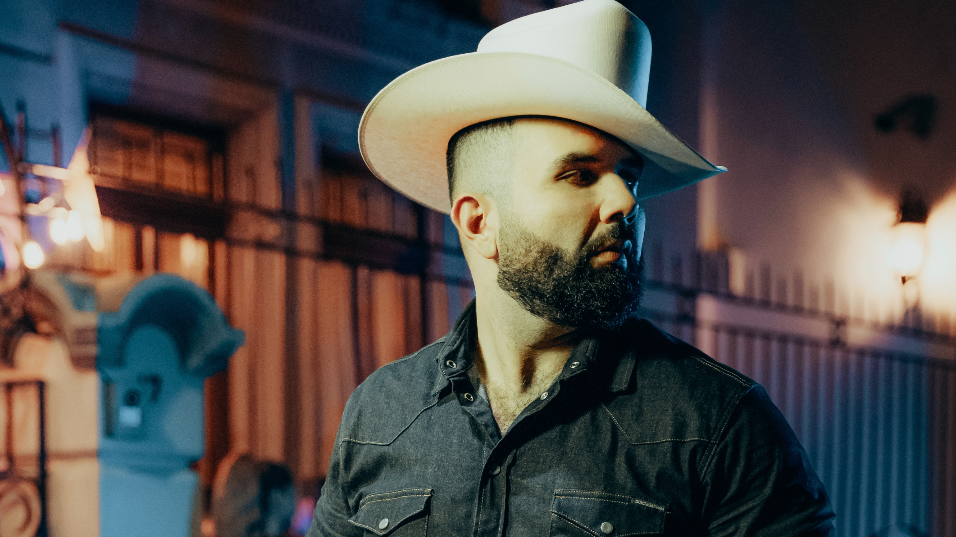 Premio Lo Nuestro 2024 Carin León está nominado a Artista Premio Lo