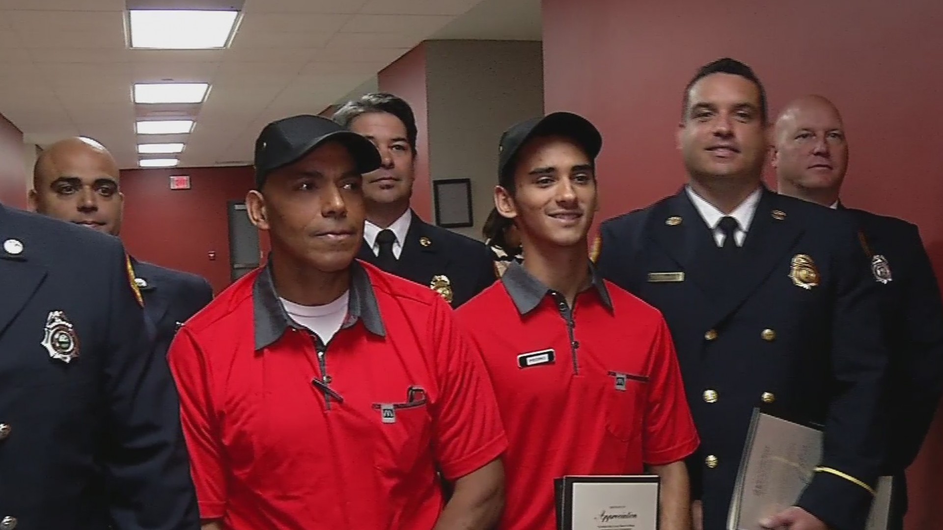 Cuanto Cobra Un Empleado De Mcdonalds Mujer fue salvada por un empleado de McDonald's que fue médico antes de  migrar | Noticias Univision | Univision