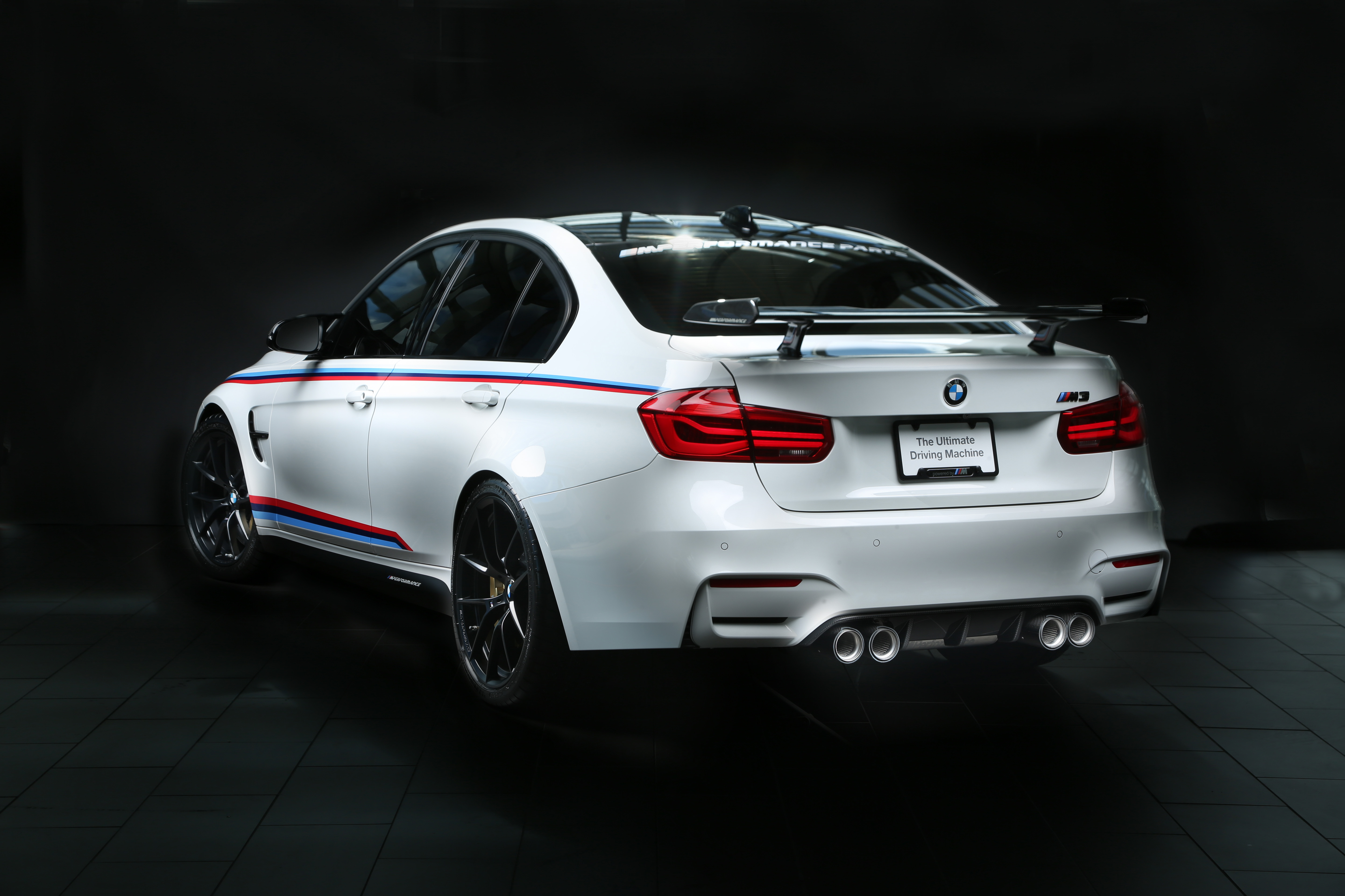 M f performance. Bmw m5 f90 передний сплиттер. Bmw m2 m performance f87. Bmw 340 f30 m performance. Bmw g30 акцентные полосы.