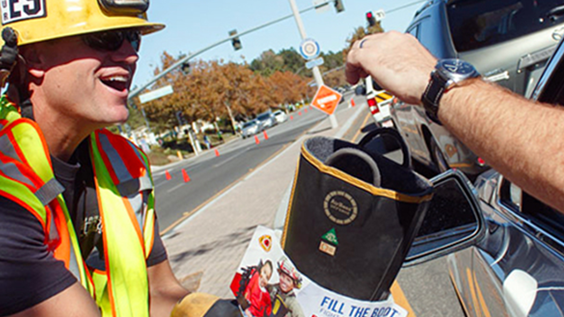 Bomberos en MiamiDade recogen donaciones para personas que padecen de