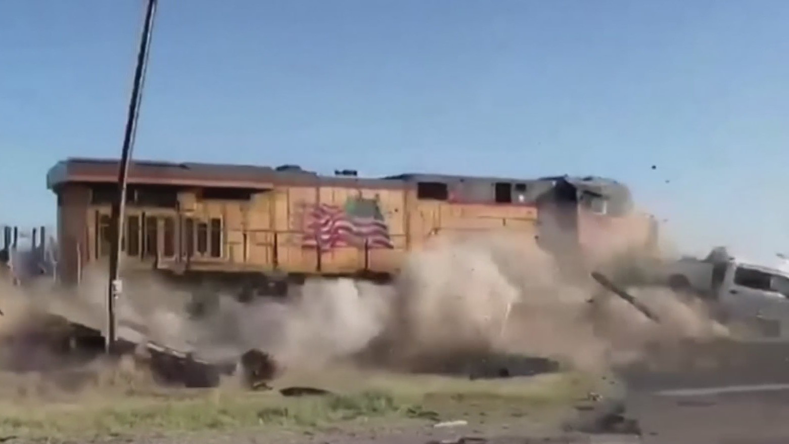 Queda en video el momento del choque de un tren con una en