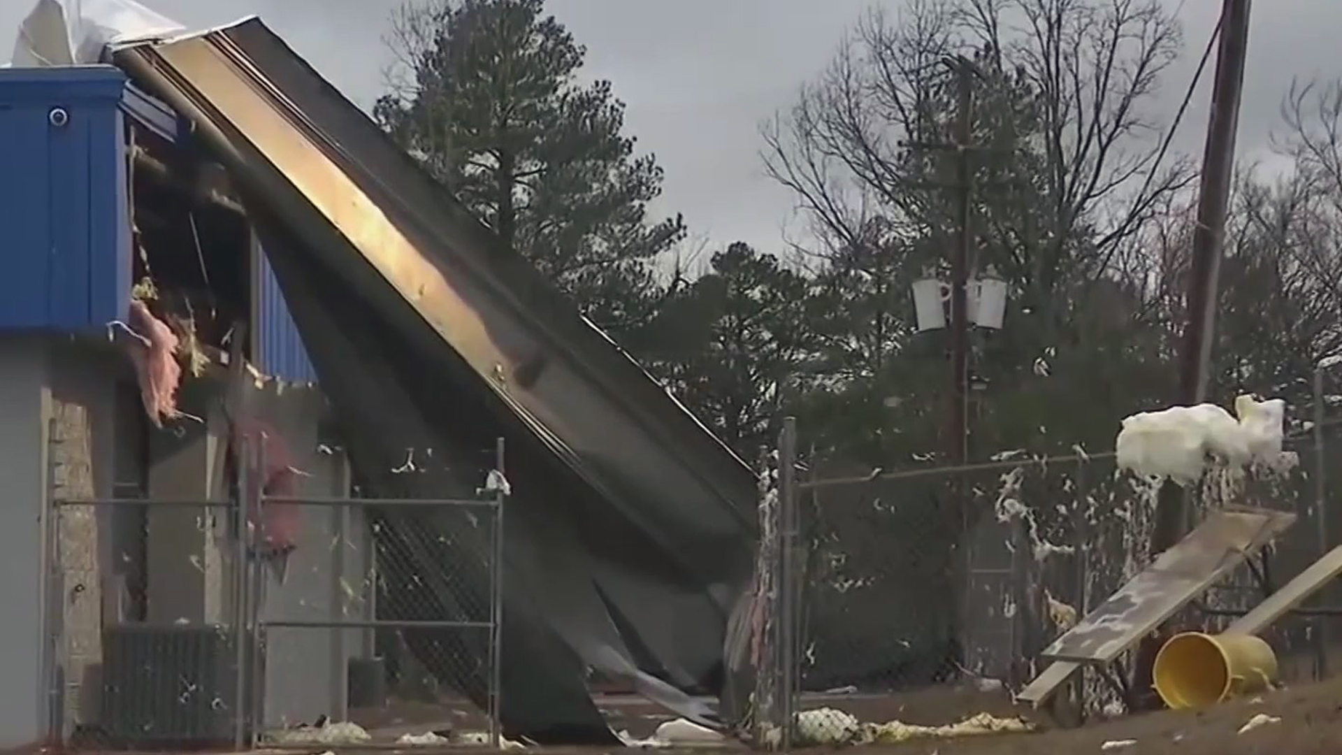 Tornado daña escuela y otras 13 edificaciones en una comunidad de