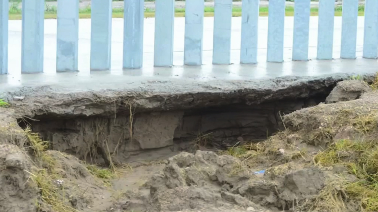 Texas privately funded border wall shows signs of erosion Univision News Univision