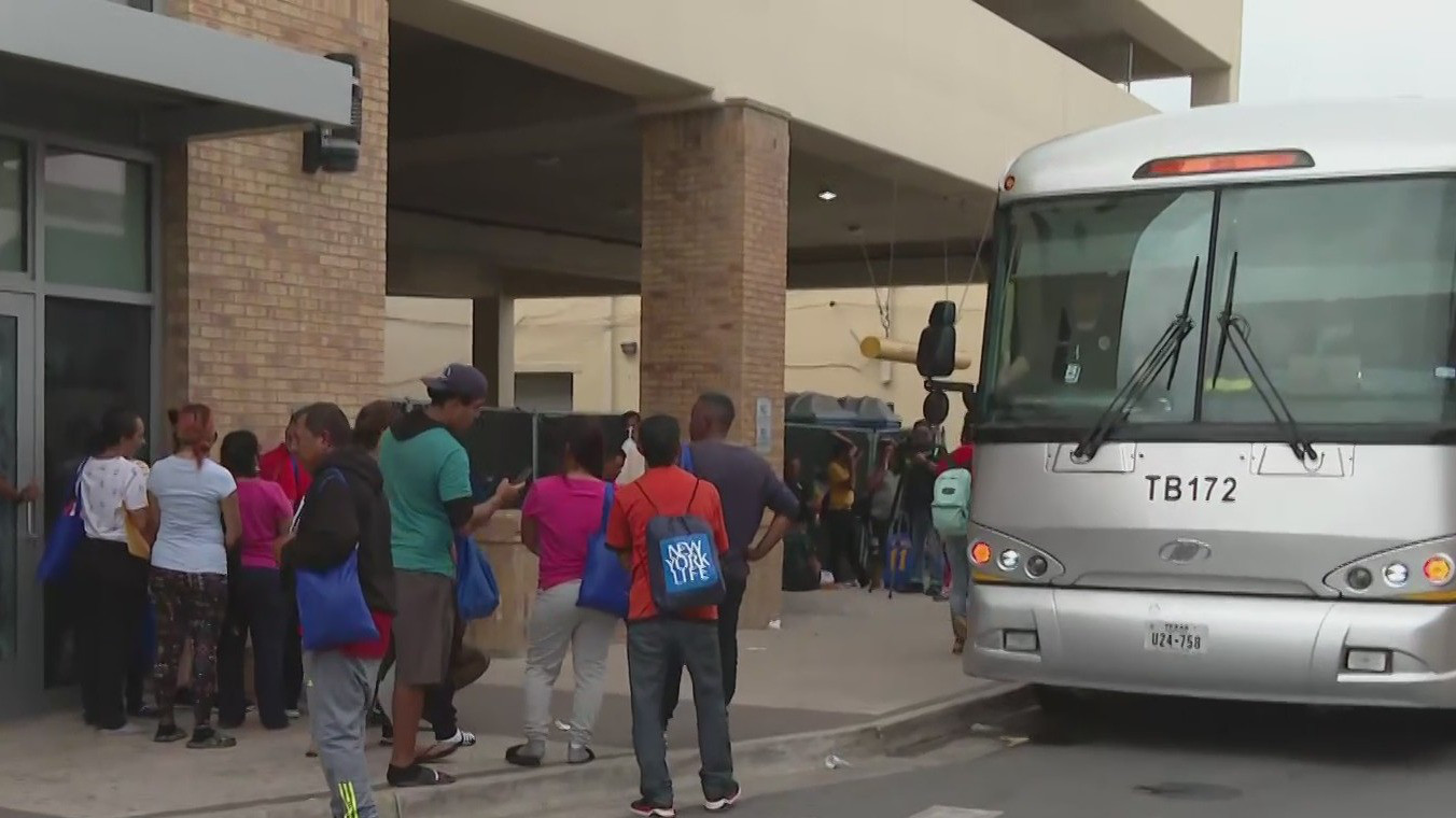Autobuses cargados con migrantes llegan a una estación en Brownsville
