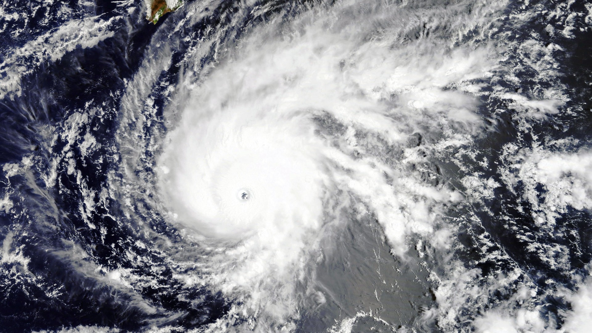 El peligroso Lane se dirige a Hawaii como un poderoso huracán