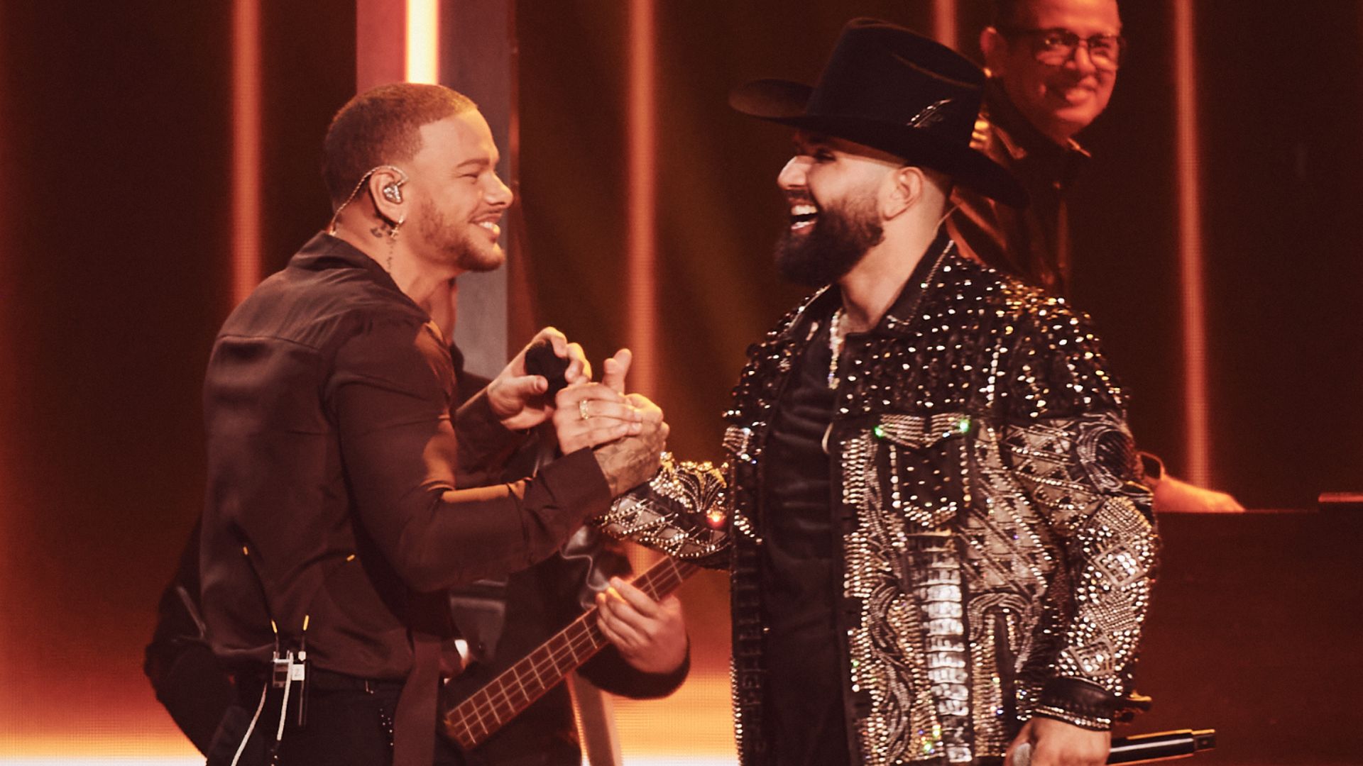 Carin León y Kane Brown en Premio Lo Nuestro 2024 juntos en el estreno