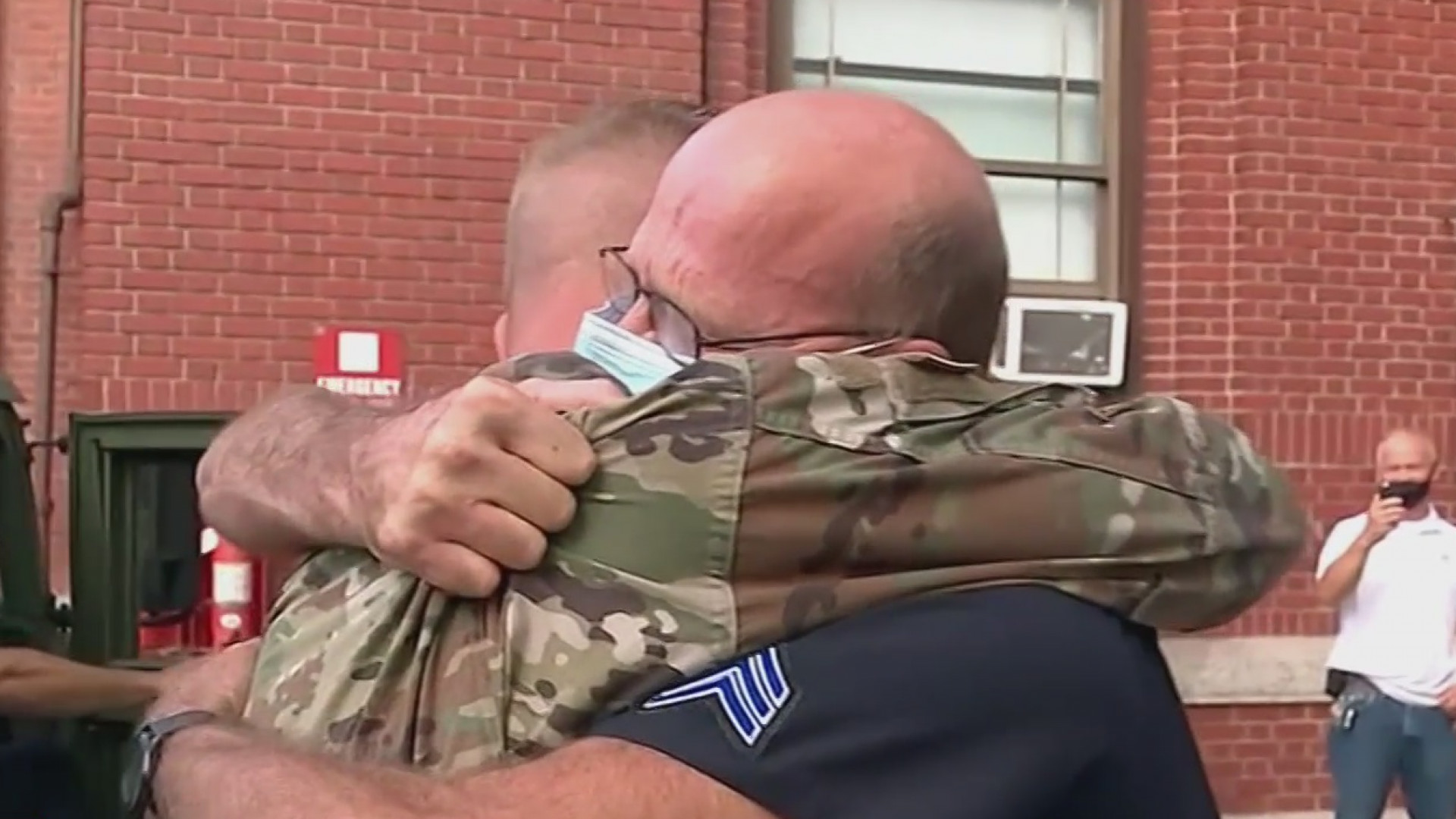 En Video: El Emotivo Reencuentro De Un Hijo Militar Con Su Padre ...