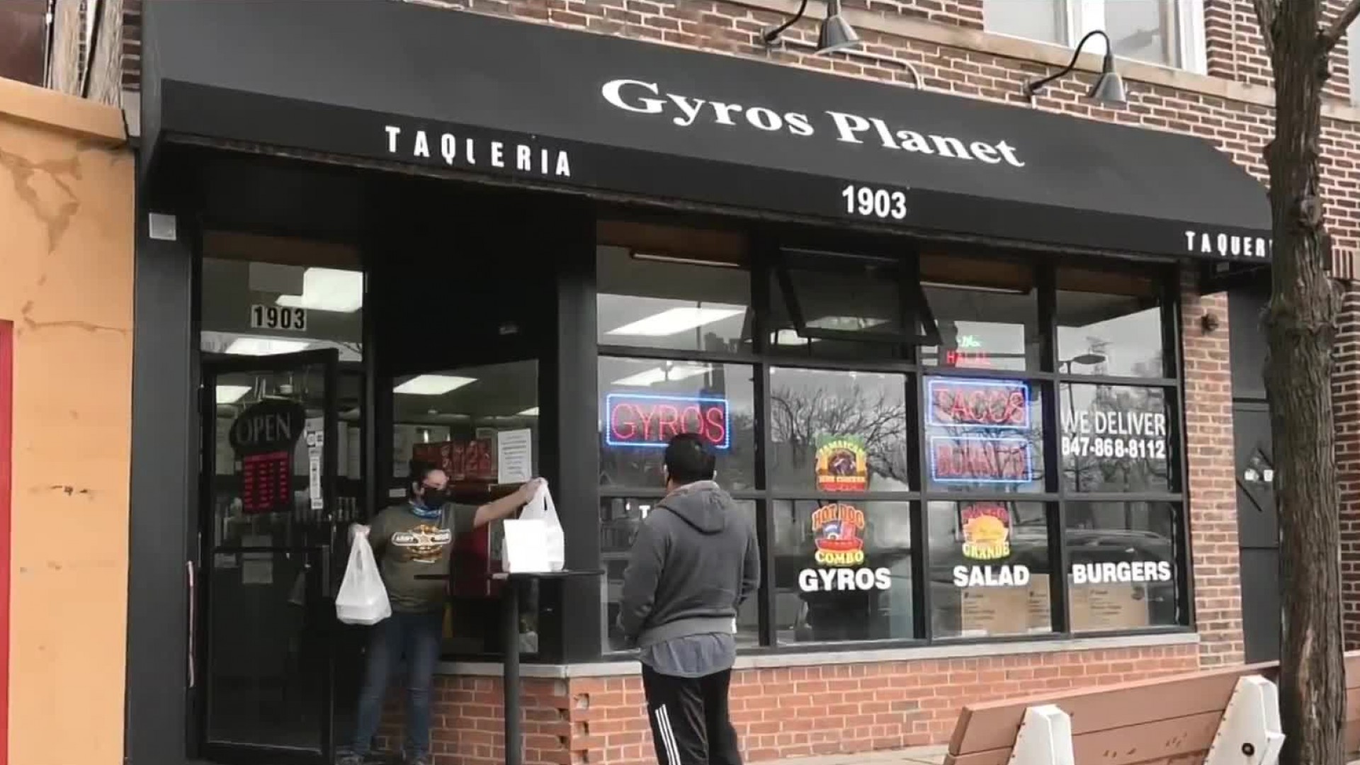 Restaurante de hispanos ofrece almuerzos para quienes no tienen qué