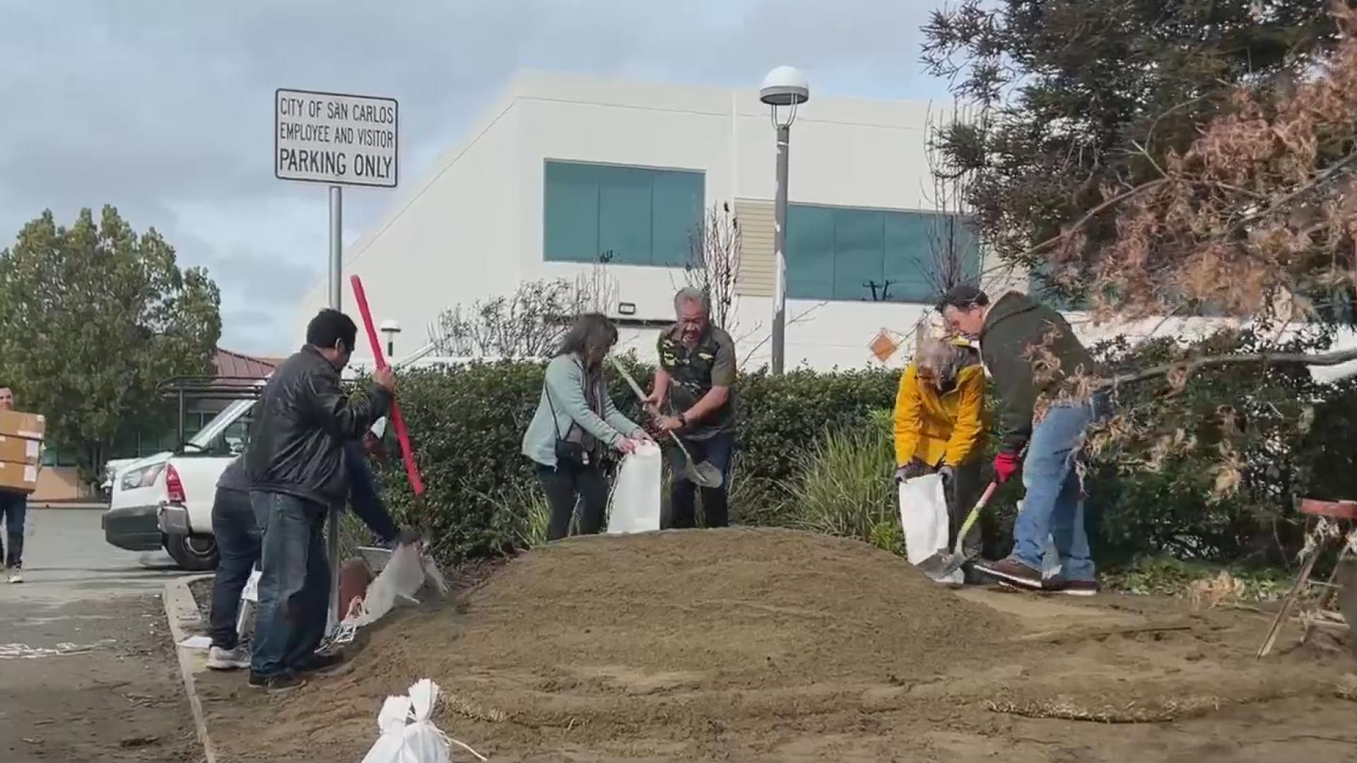 Cómo colocar sacos de arena para evitar inundaciones Video