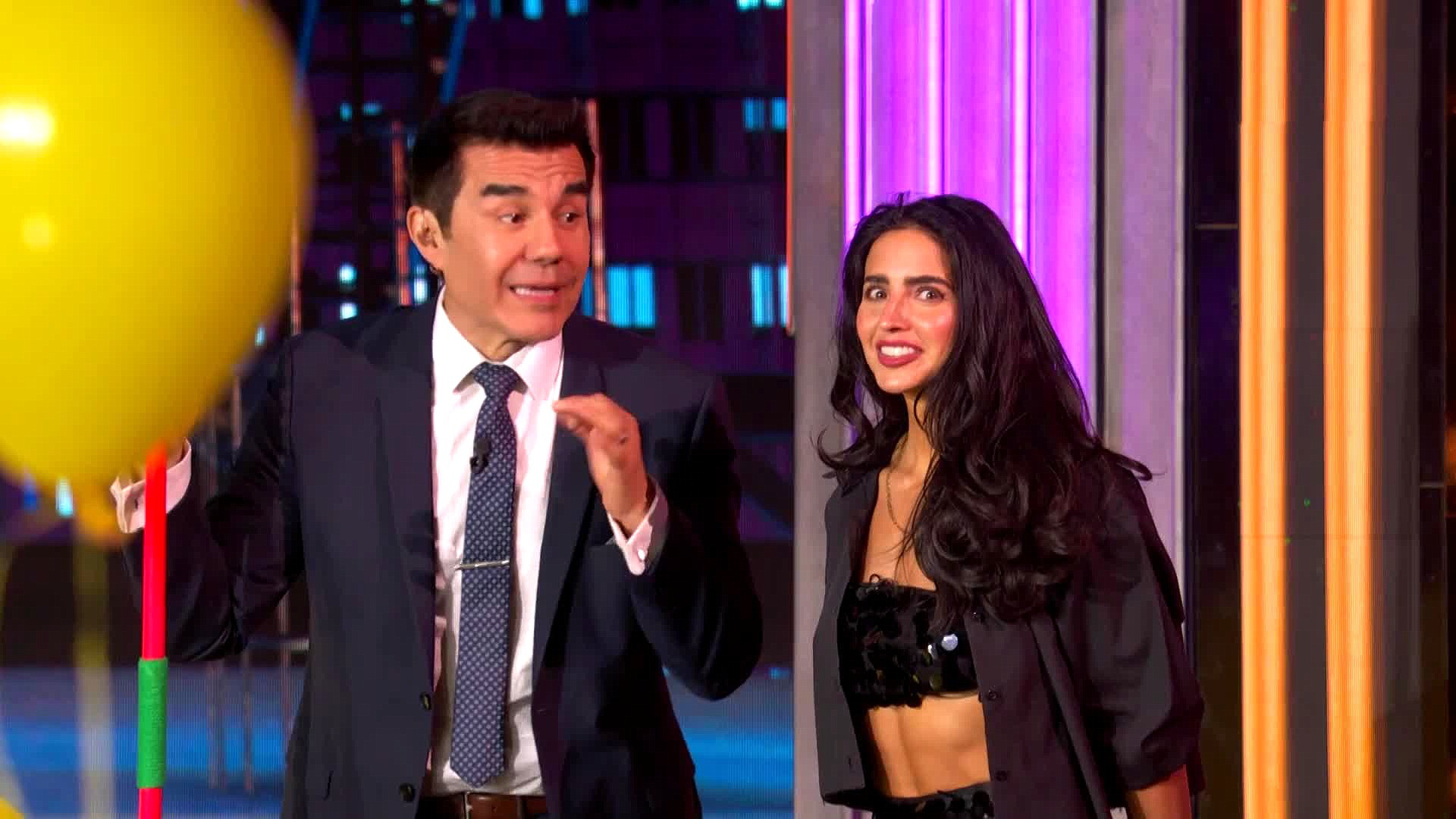 Adrián Uribe retó a Bárbara de Regil en este desafío con globos De