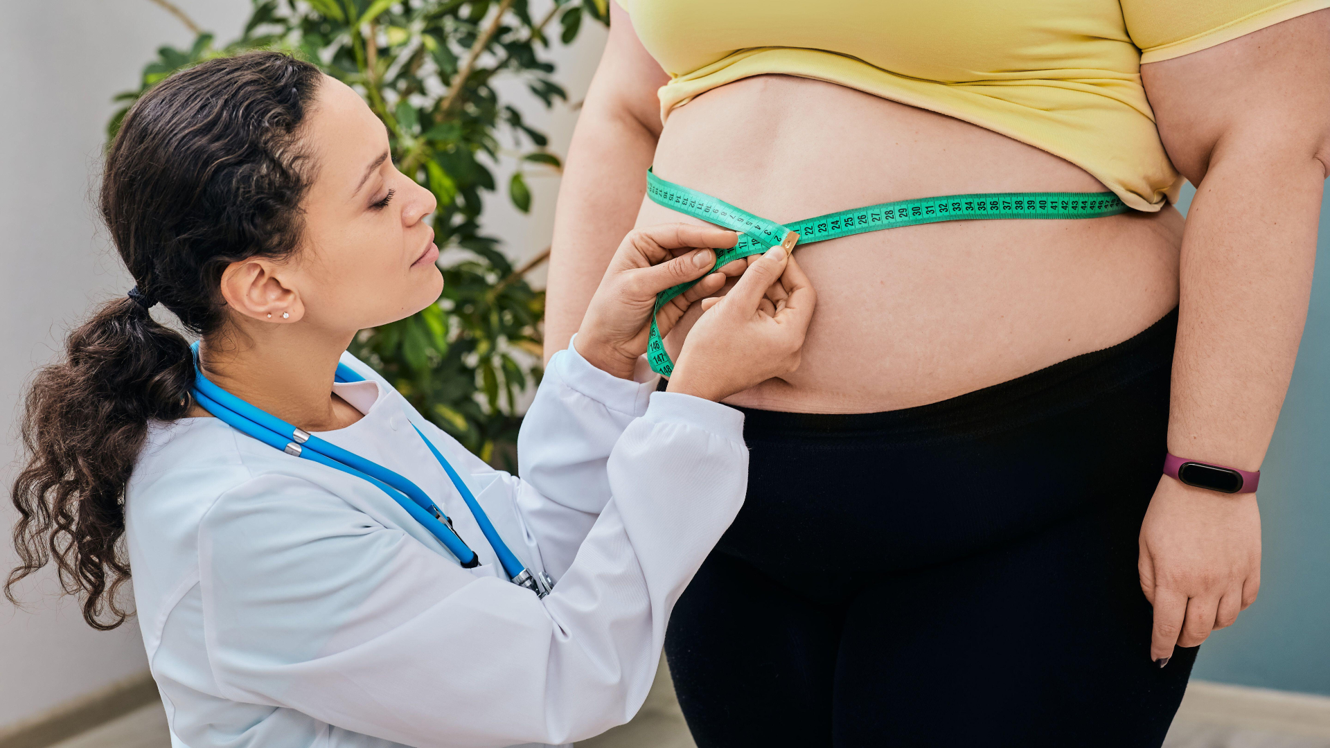 Лишний вес. Какой врач лечит ожирение. Женщина с лишним весом. Какой врач лечит ожирение. Пациент с ожирением на приеме врача.