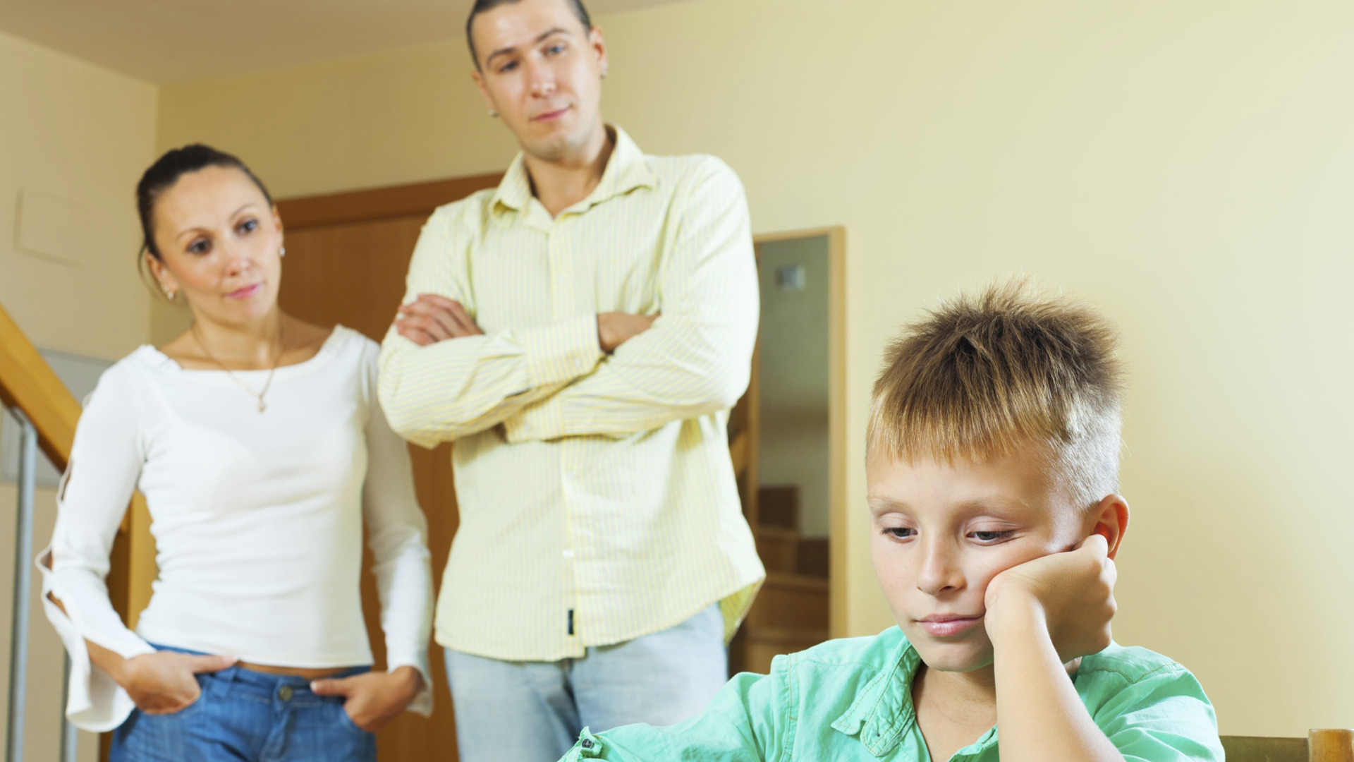 Контролирующий отец. Воспитание в семье. Доминирующая гиперпротекция это в психологии. Родители и дети. Контролирующий отец.