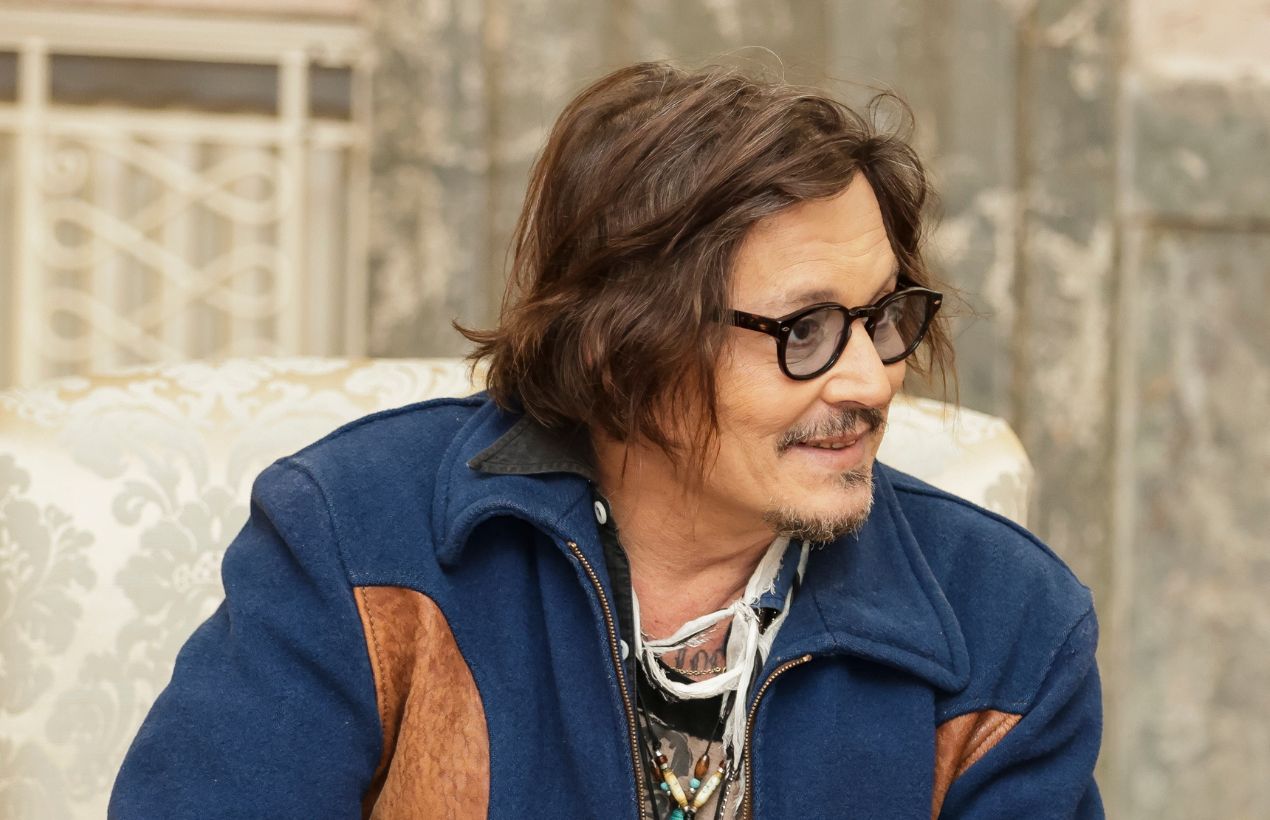 Johnny Depp se convierte en rey para una foto de su nueva película