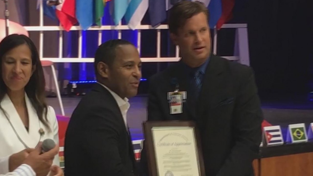 Tony Dandrades recibió un reconocimiento en el Mes de la Herencia