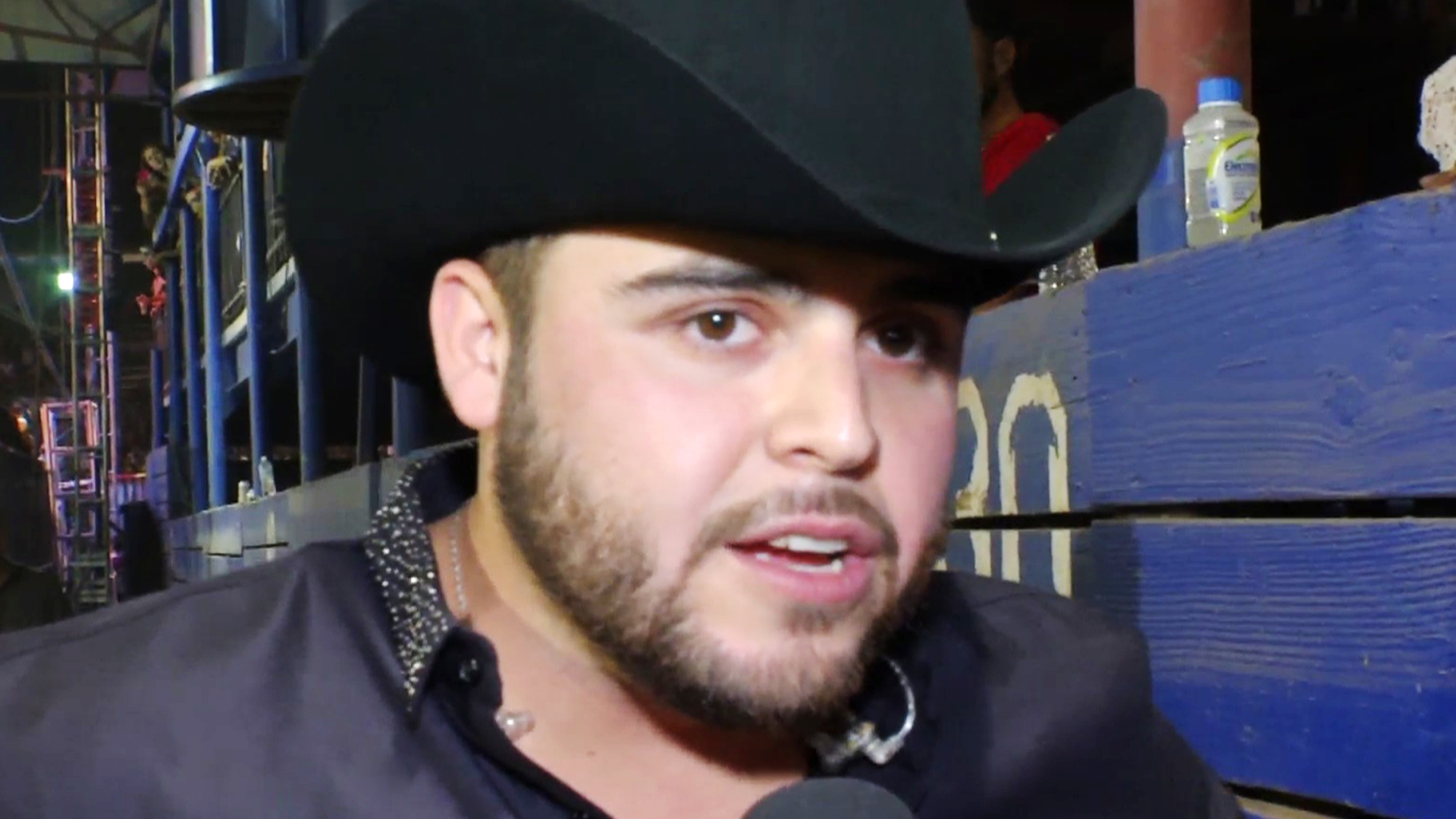 Gerardo Ortiz provocó un verdadera locura a su llegada a Pico Rivera y