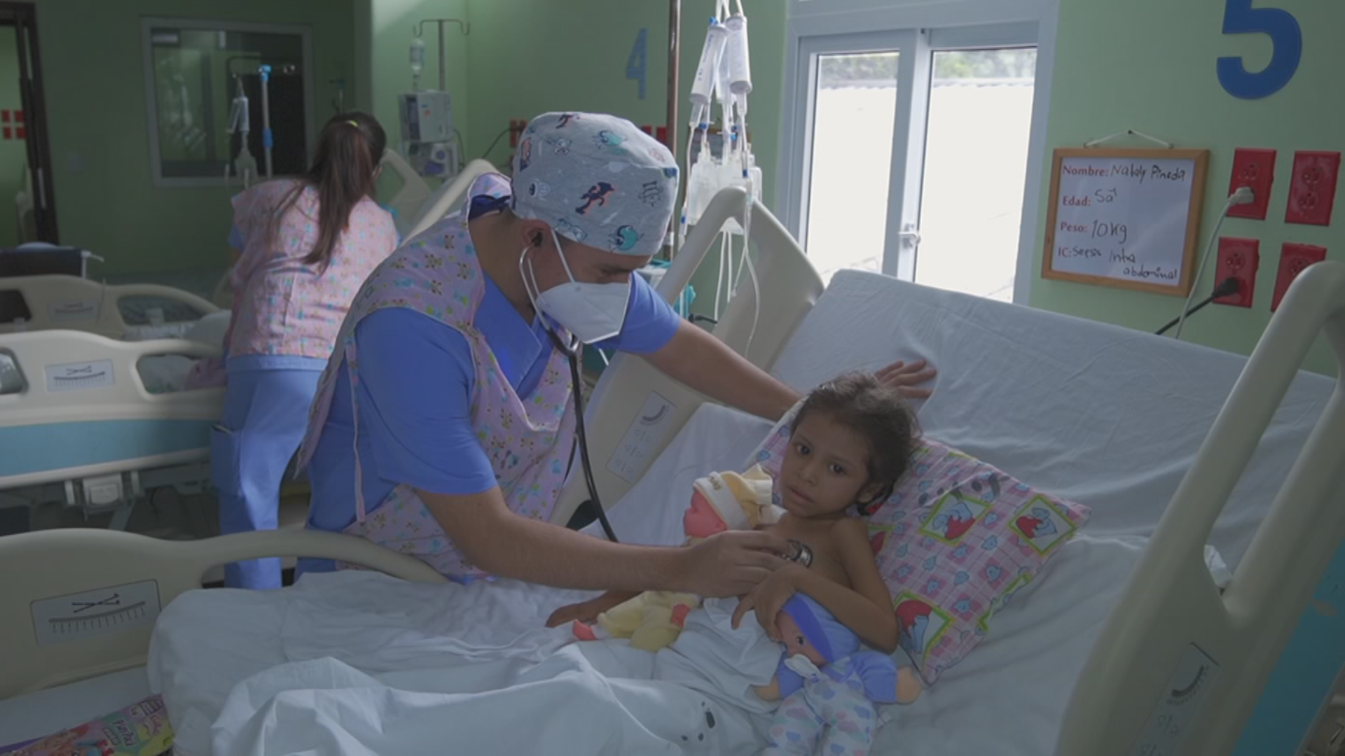 Ayuda de Impacto Niña llega a un hospital con lombrices en su intestino y con desnutrición en