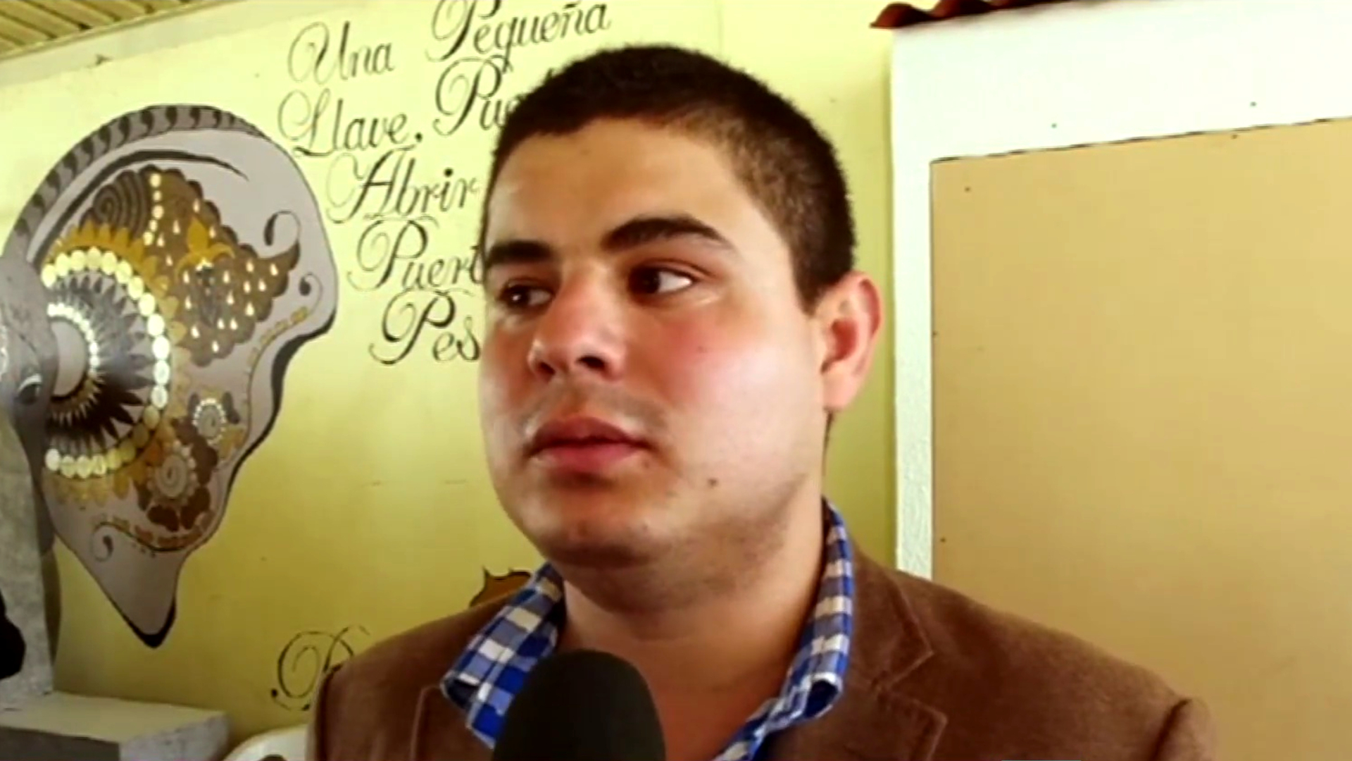 Alfredo Olivas recibe un reconocimiento por parte de reclusas en una