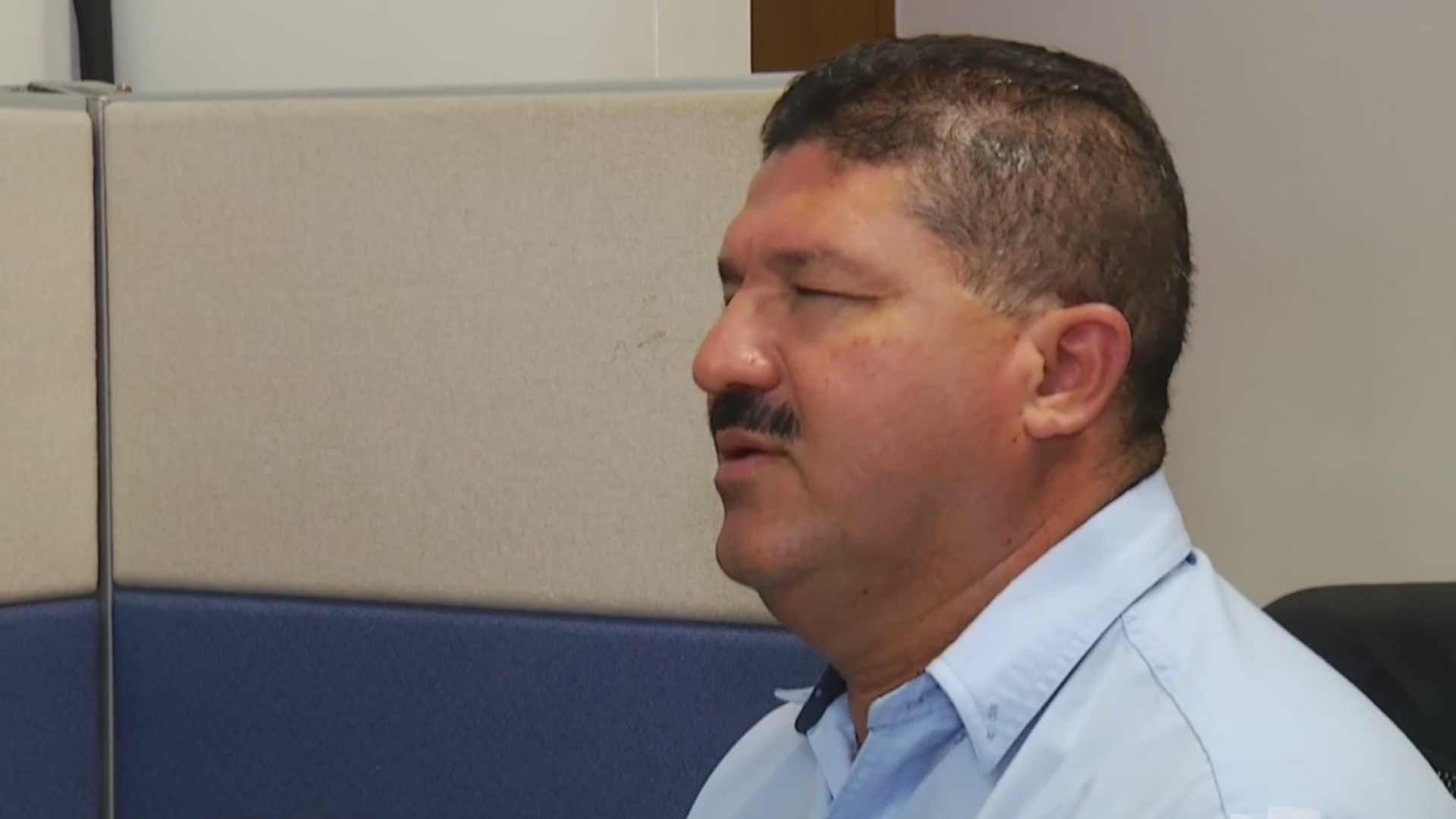 Invidente se convierte en los “ojos” de los conductores en Monterrey