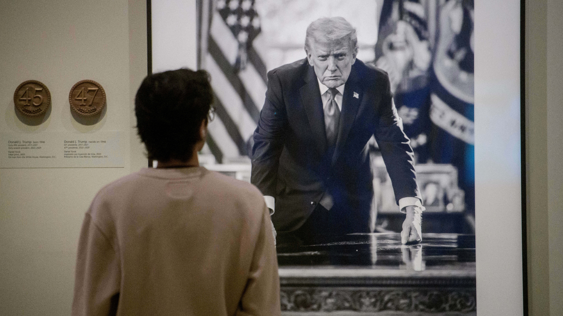 Un Trump dorado con un Bitcoin se une a las exhibiciones del National Mall  | Univision Washington WFDC | Univision