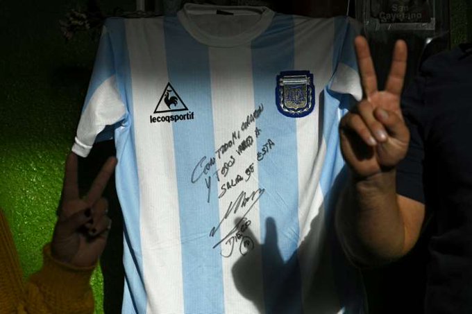 La playera que Maradona puso en subasta