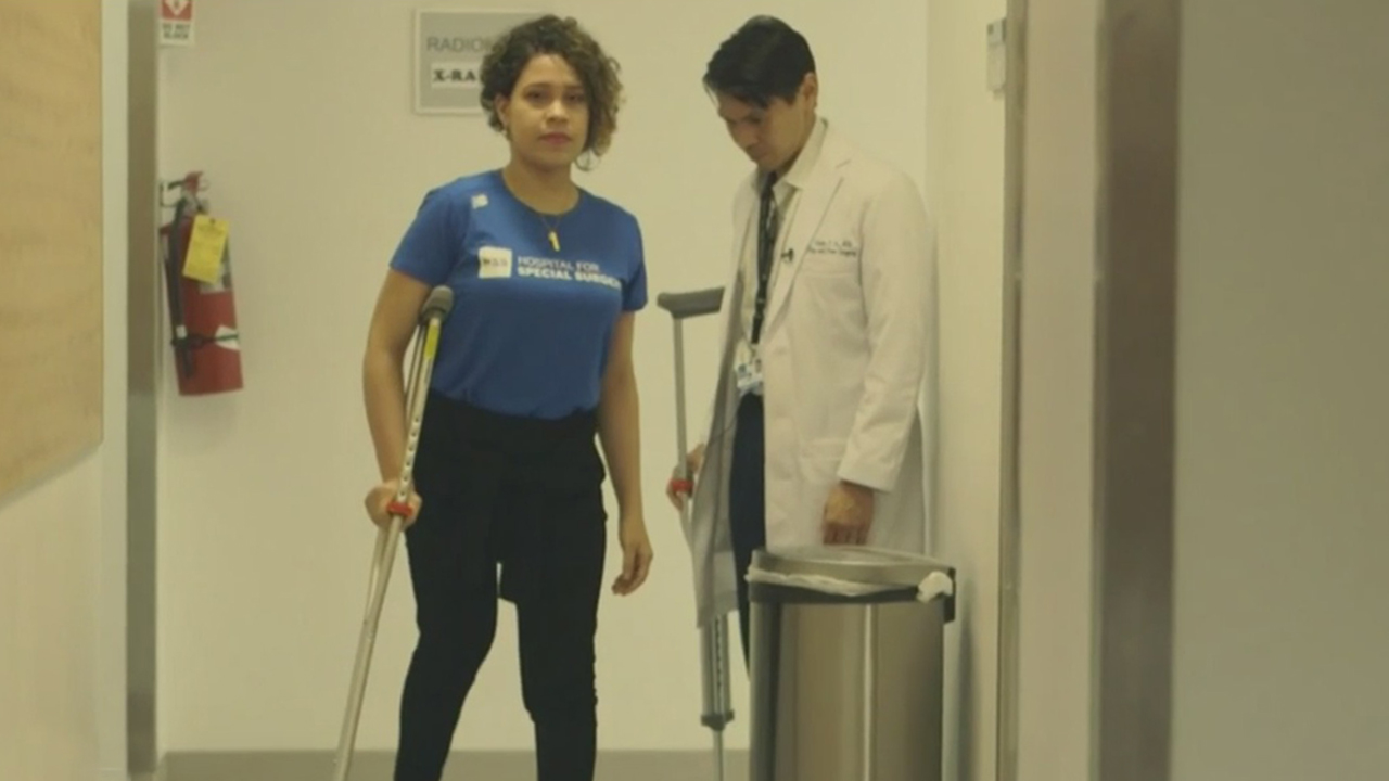 Joven dominicana consigue caminar gracias a una donación anónima que