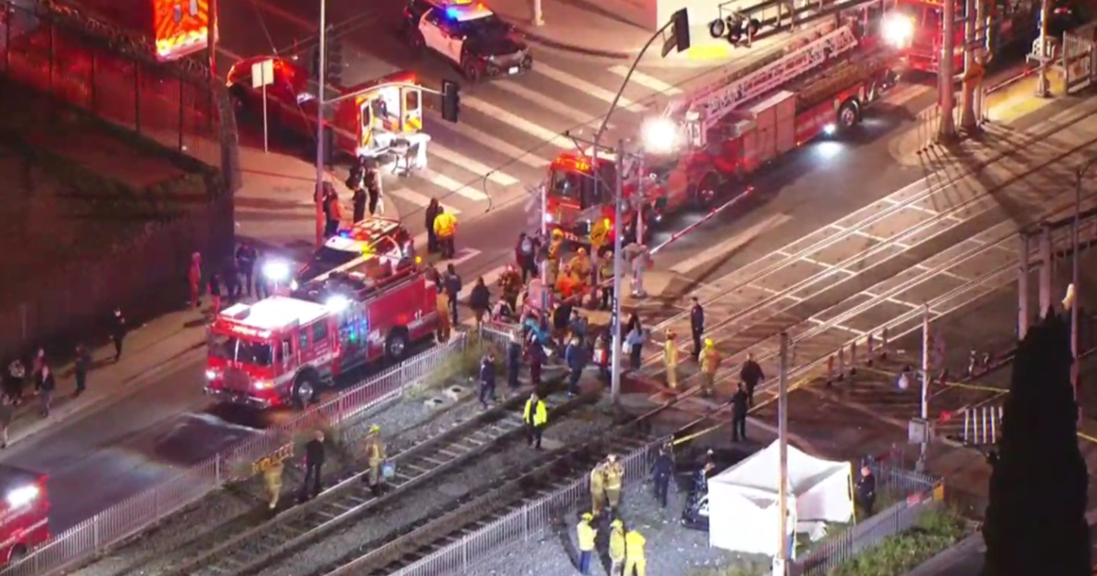 Choque entre tren del Metro y automóvil en el sur de Los Ángeles deja