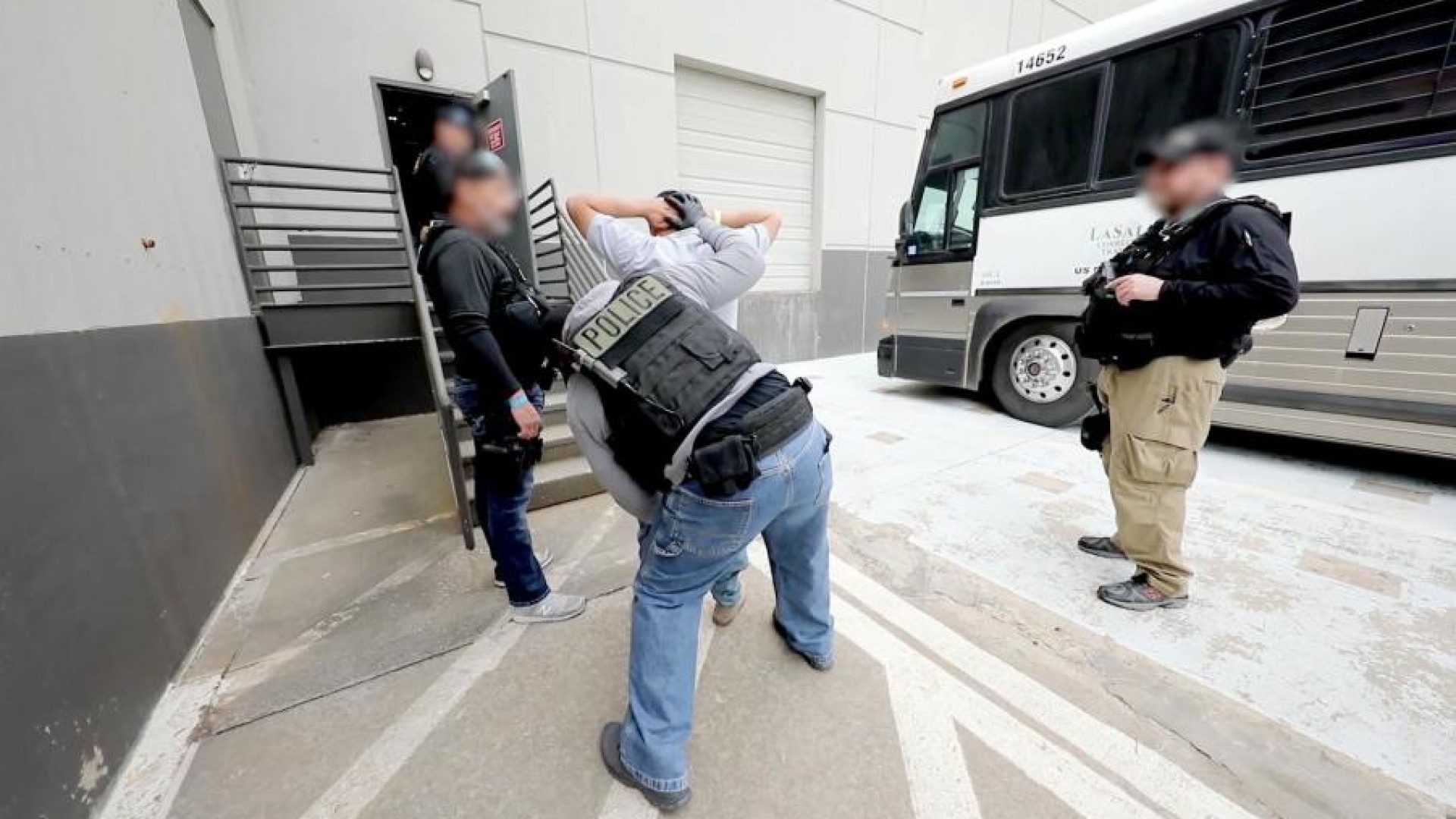 Cómo opera ICE en sus redadas masivas para arrestar a inmigrantes