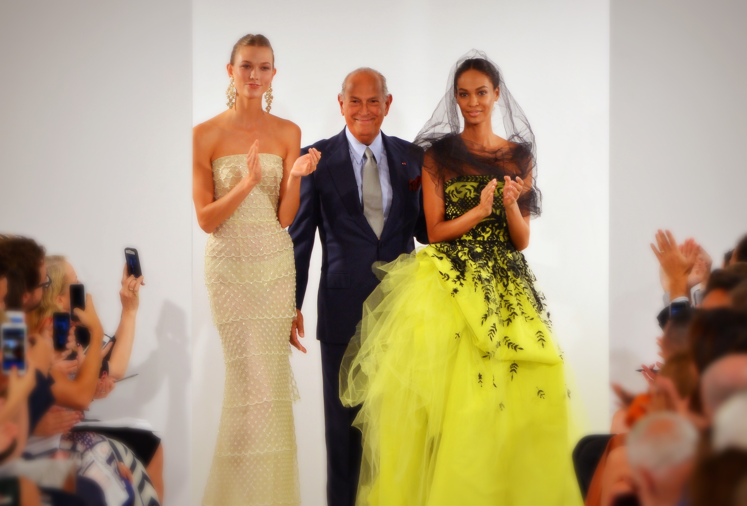 Famous fashion designers. Как называлась шоу американское про модельеров. Оскар де ла рента коллекции. Американский дизайнер одежды. Показ мод нью йорк.