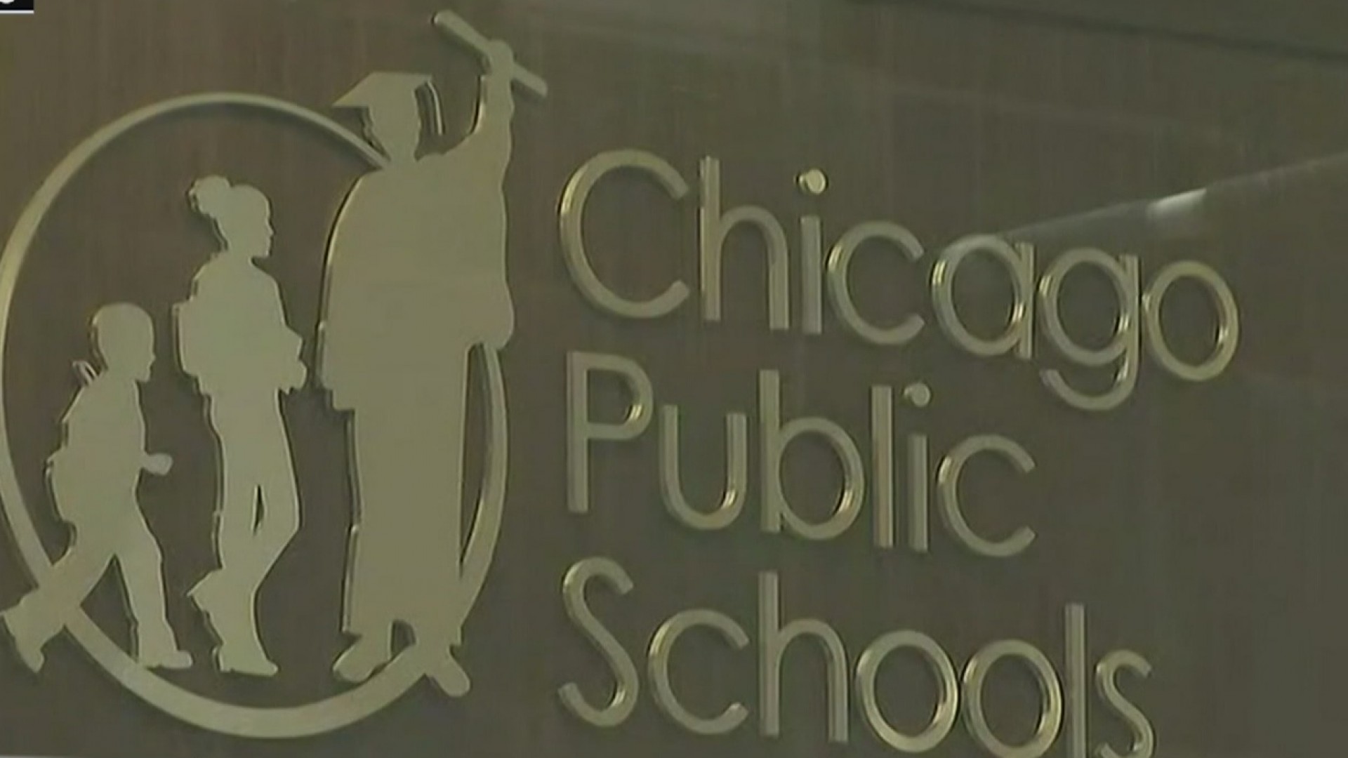 Maestros y funcionarios de escuelas públicas en Chicago tendrán cuatro