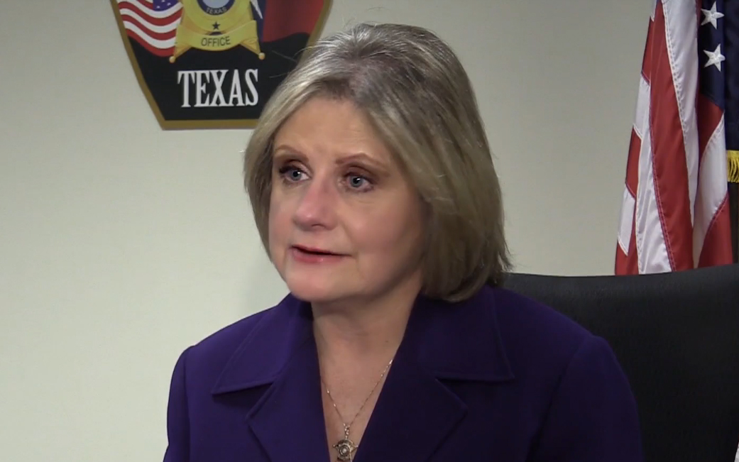Quién es la sheriff que desató la furia del gobernador de Texas por la