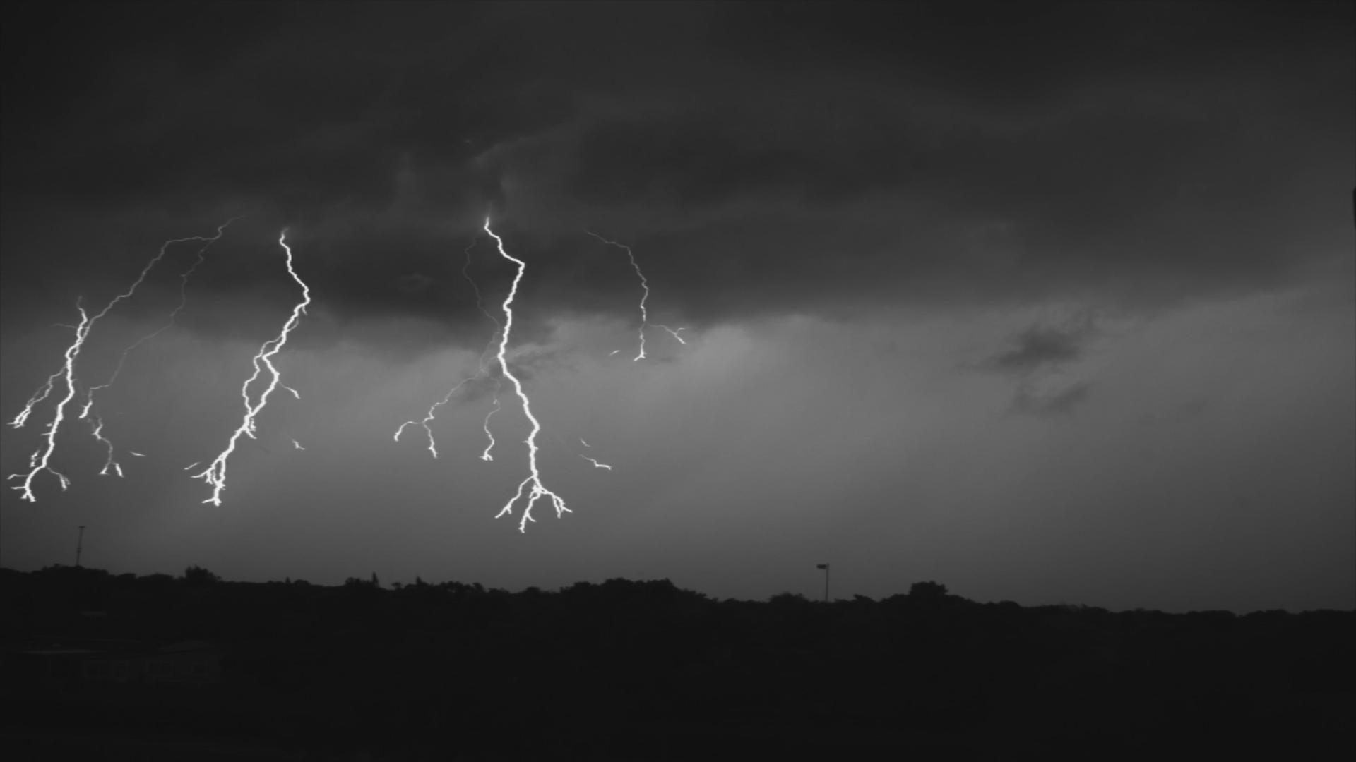 температура молнии. скорость удара молнии в секунду. интересные факты о шаровой молнии. скорость распространения молнии. ступенчатый лидер молнии.