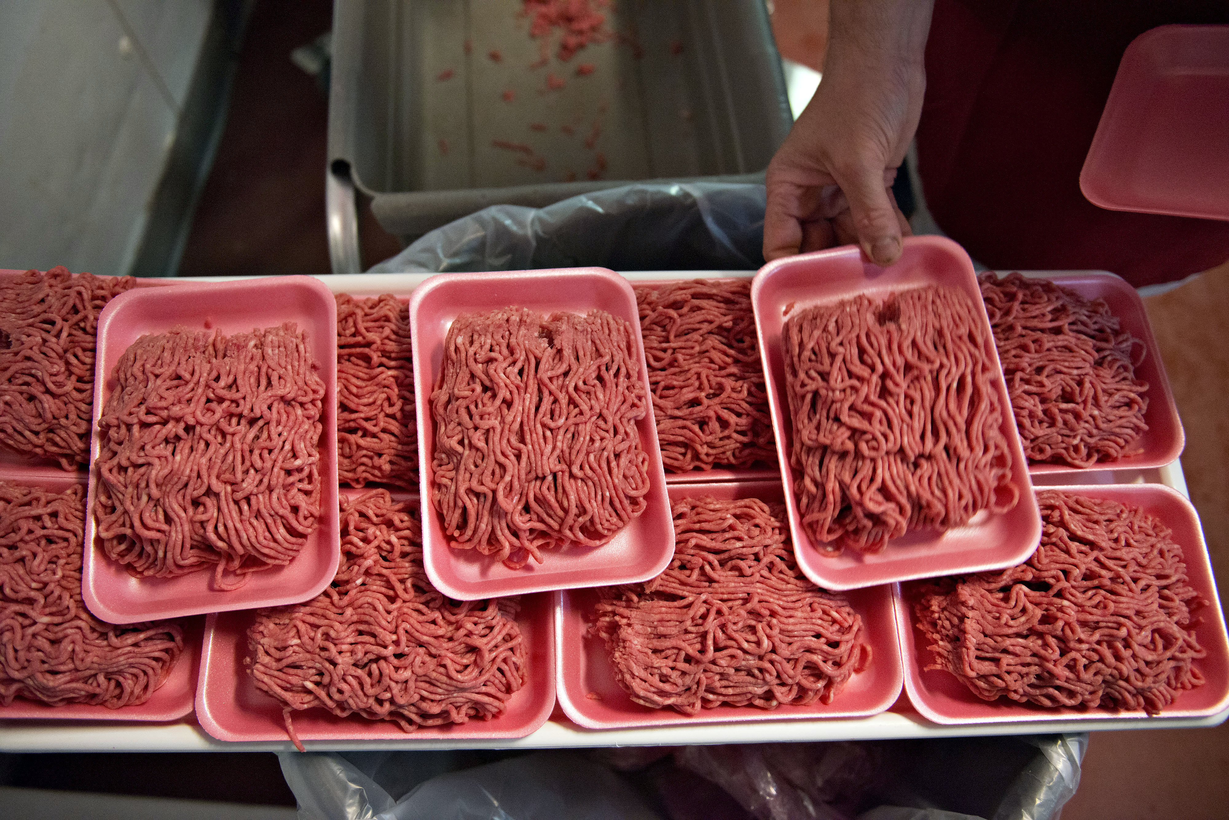 Alerta masiva retiran 6.5 millones de libras de carne debido a un