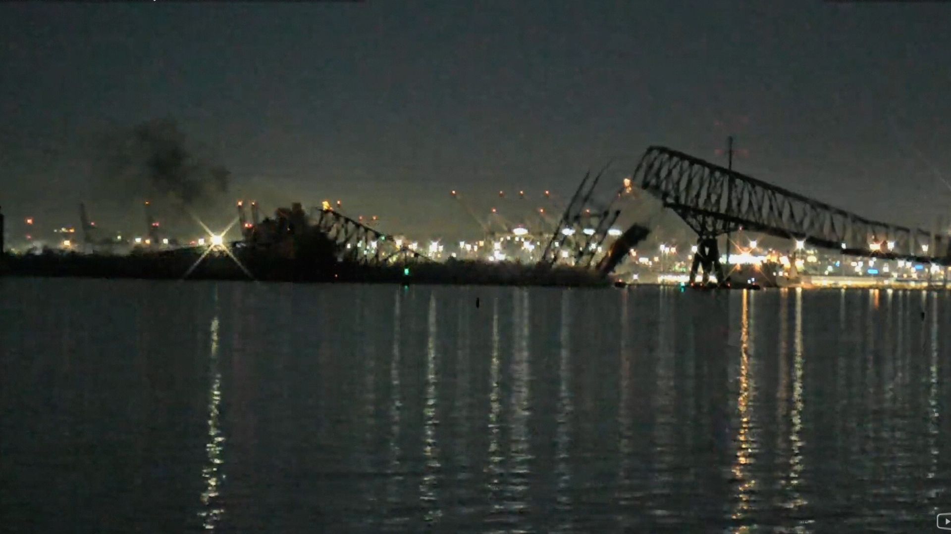 Barco golpea puente Francis Scott Key y causa derrumbe en Baltimore