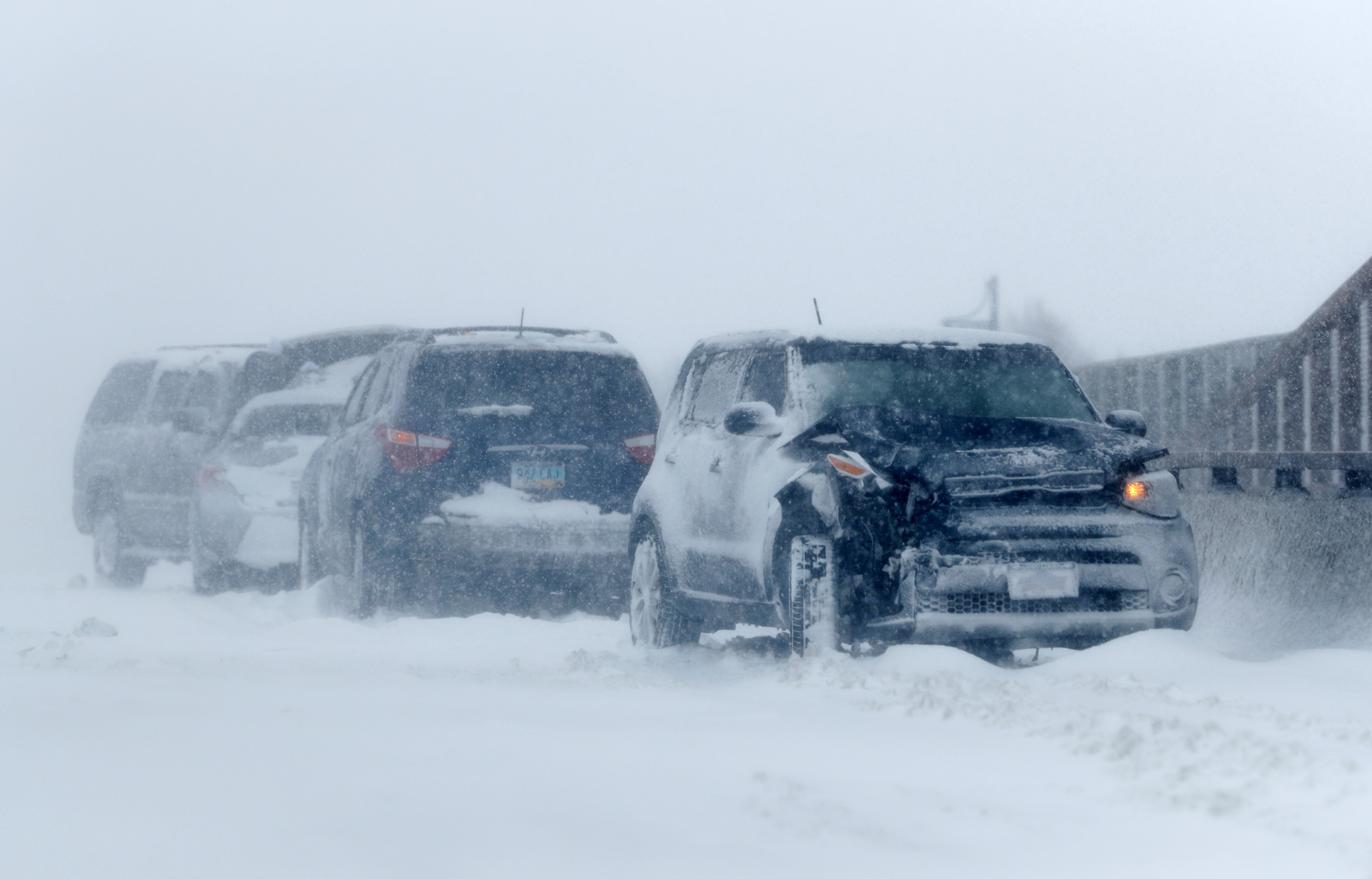 Muchos vehículos tuvieron problemas para circular debido a la acumulación de nieve sobre las vías y los fuertes vientos.