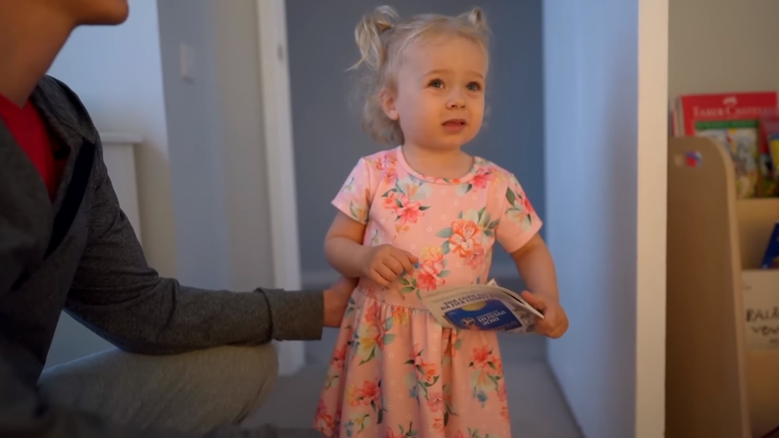 Reação da Alice ao descobrir que foi promovida a irmã mais velha é registrada em vídeo | Mulher Gravidez e bebês | Mulher