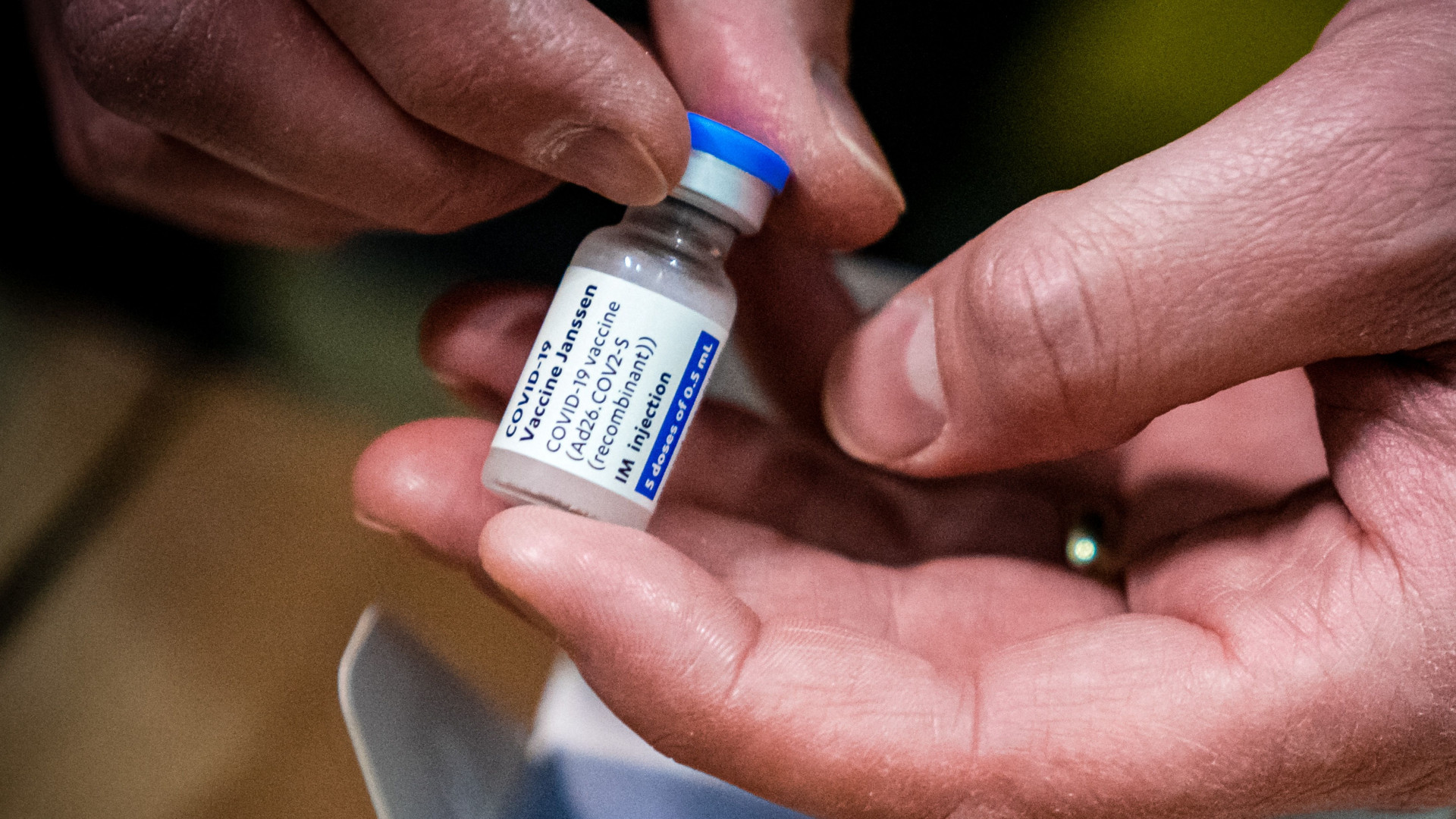 ¿Por qué se hizo una pausa en la distribución de la vacuna de Johnson