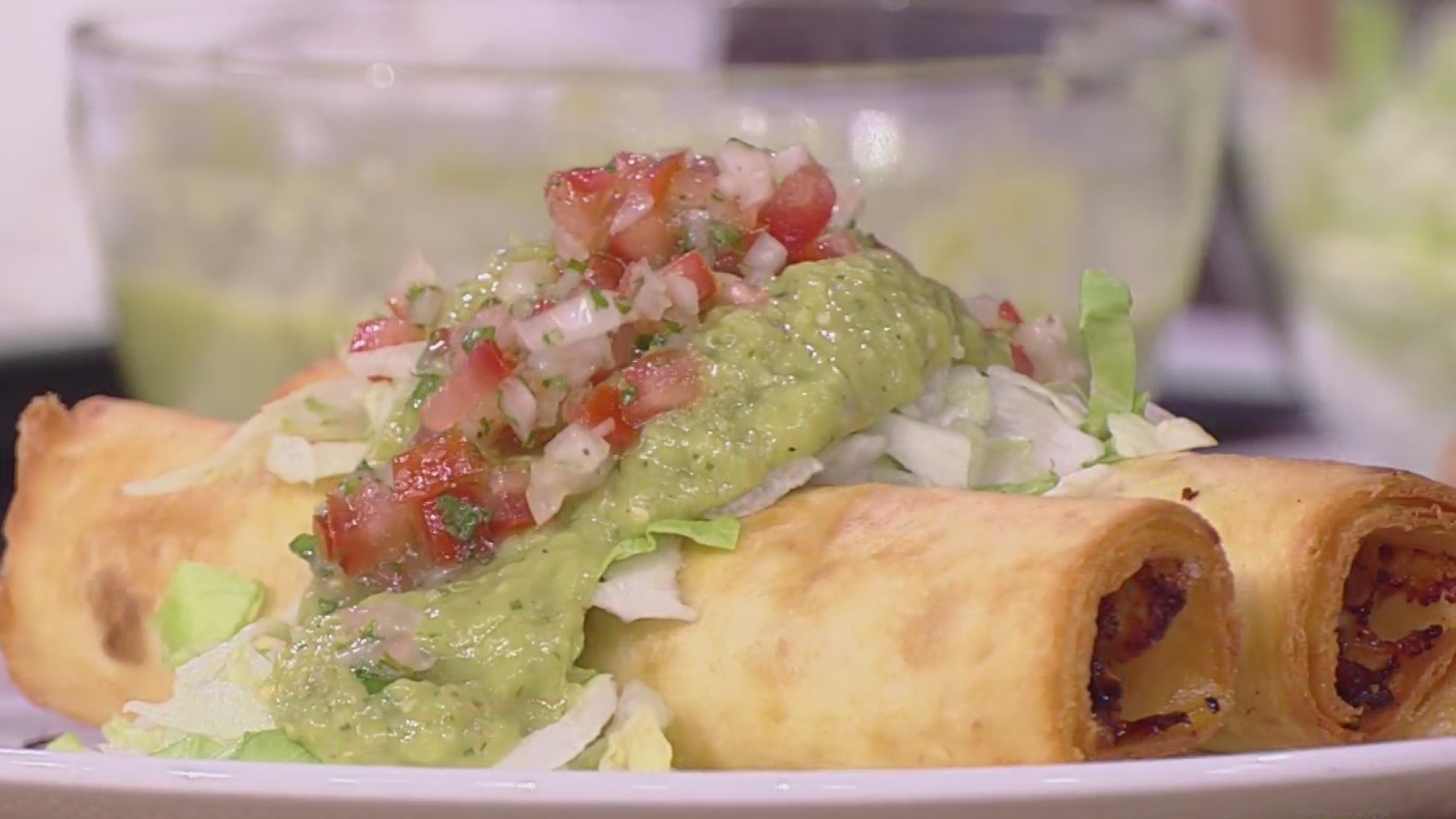 Receta de 'Flautas de pollo con salsa verde' (con el tip de la chef Lorena para que no se abra