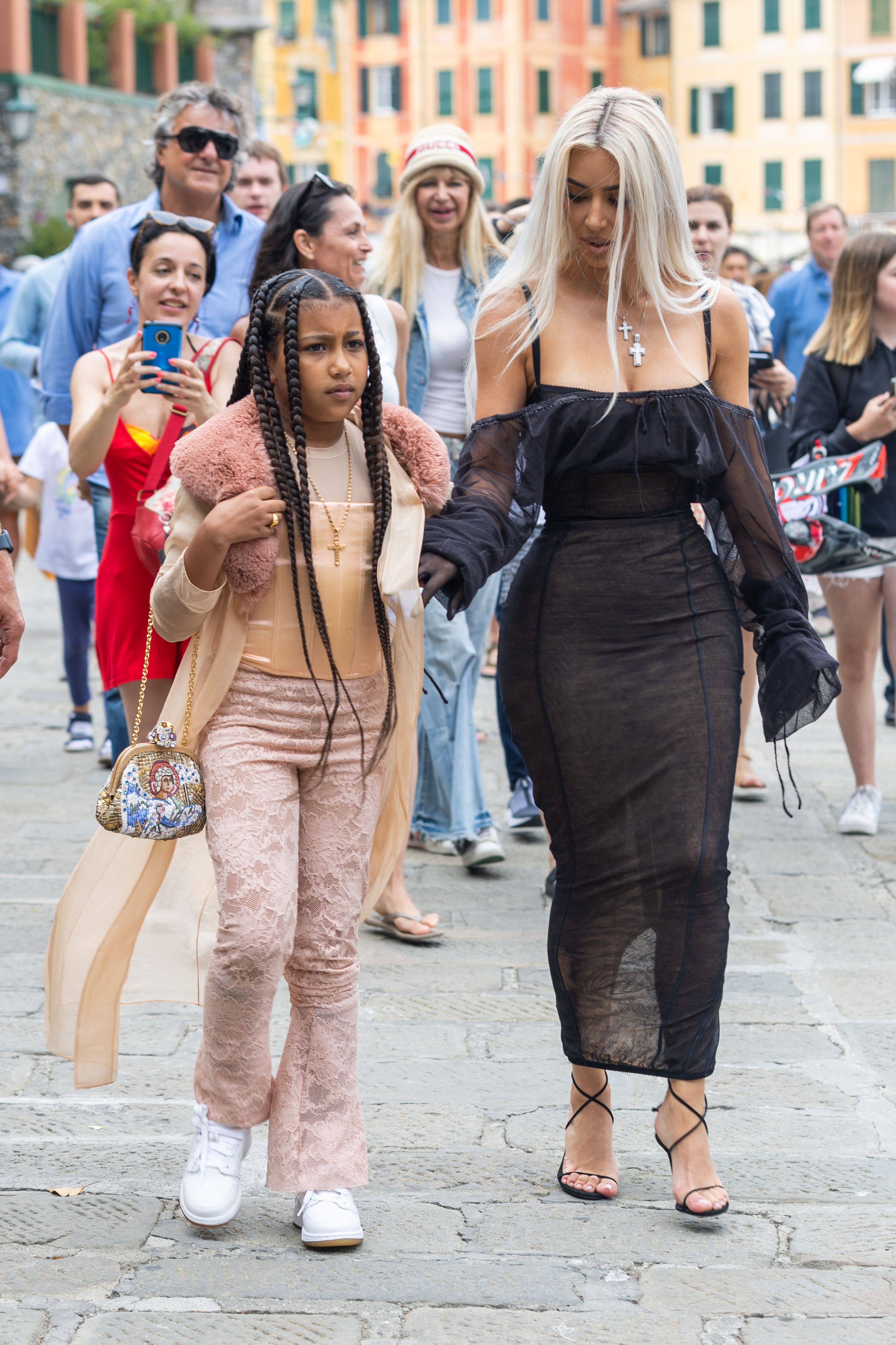 Boda Kourtney y Travis: el vestido de novia negro, los looks del clan  Kardashian-Jenner y más fotos de su lunch pre boda | Univision Famosos |  Univision, image size:2723x4084
