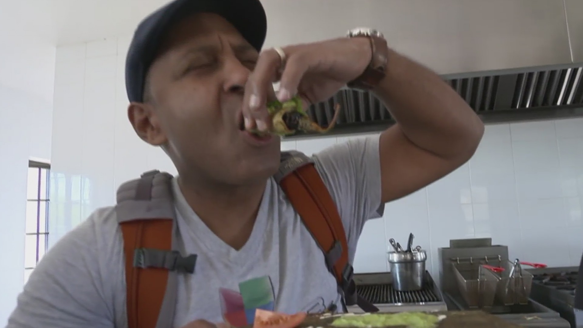 Tony Dandrades probó huevos de hormigas durante su aventura en