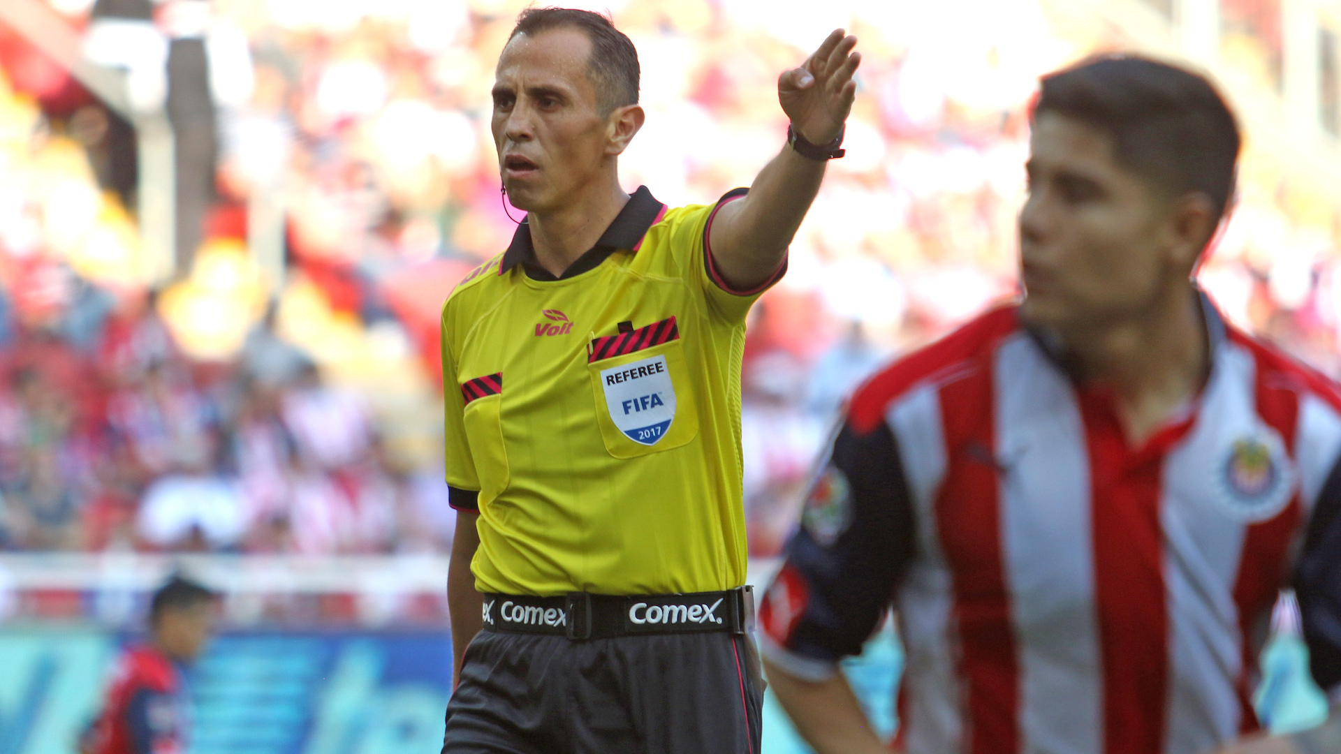 Santander, árbitro que pitó el último título de Chivas vuelve al Estadio Akron tras cinco años