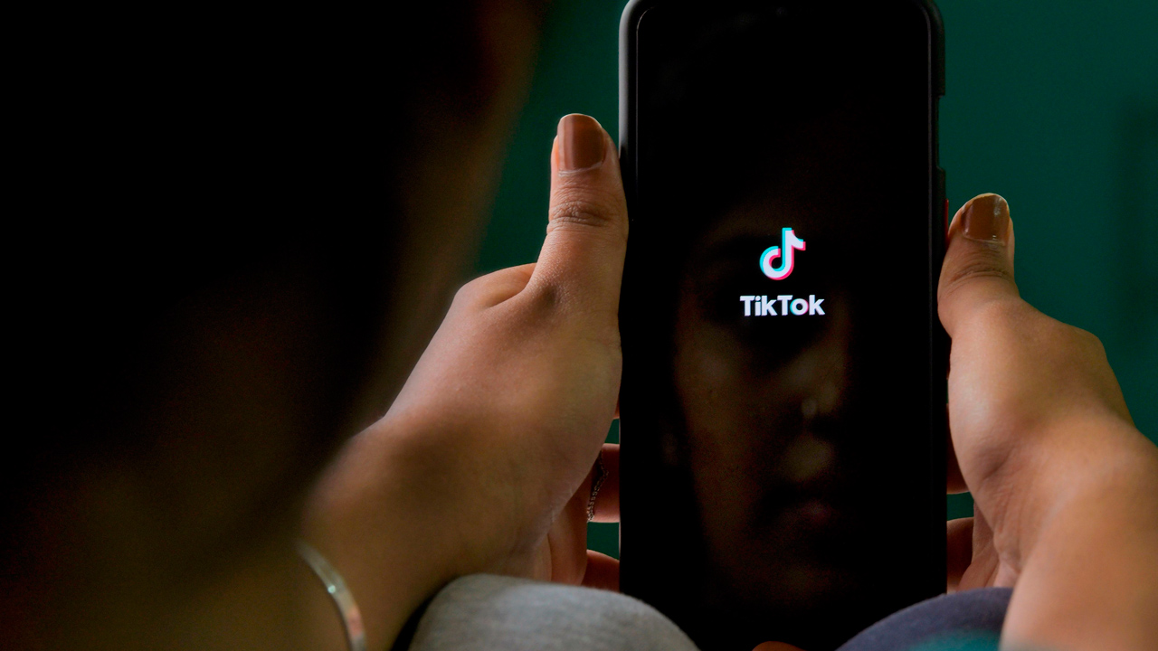 Advierten de video viral en TikTok que fomenta violencia sexual contra