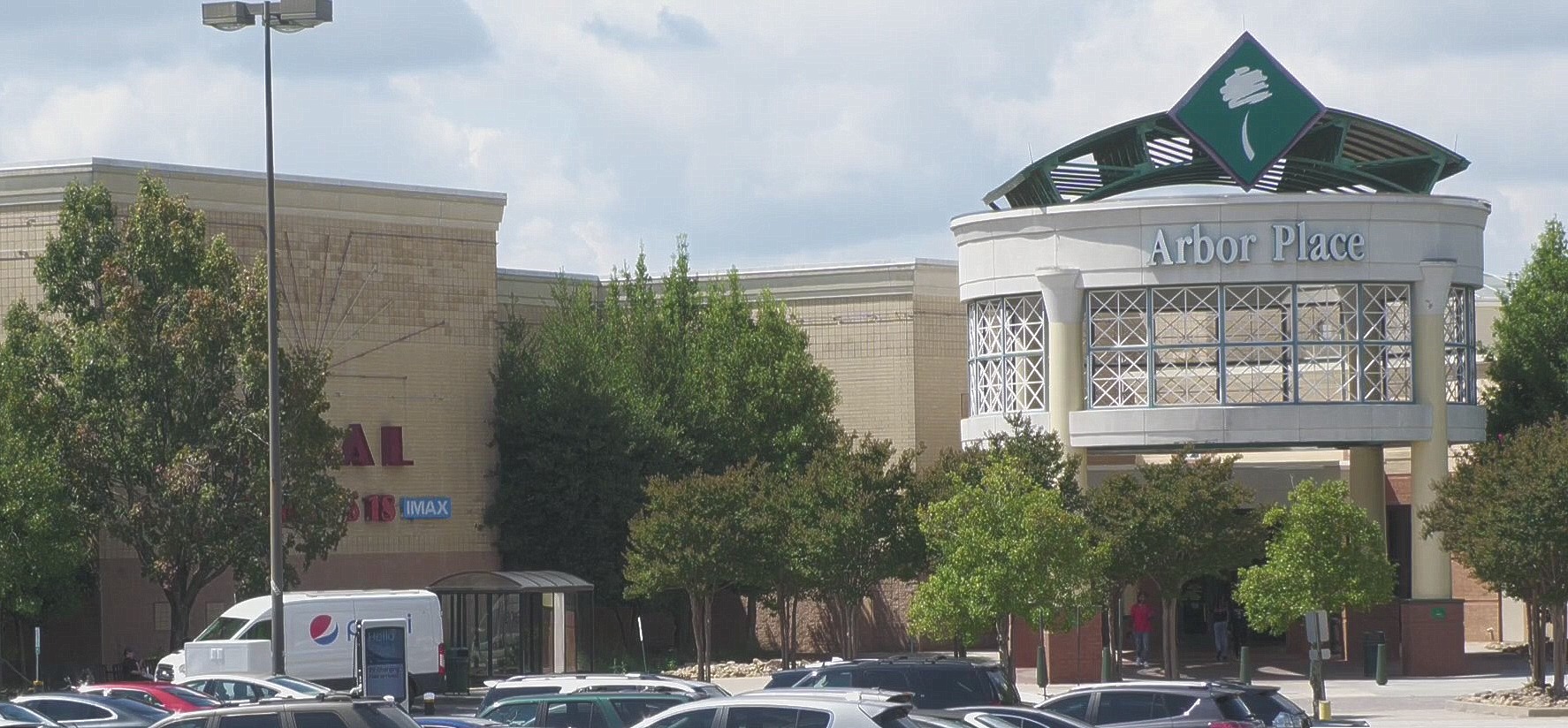 Arrestan a 19 menores por participar en una pelea dentro del un centro comercial Arbor Place