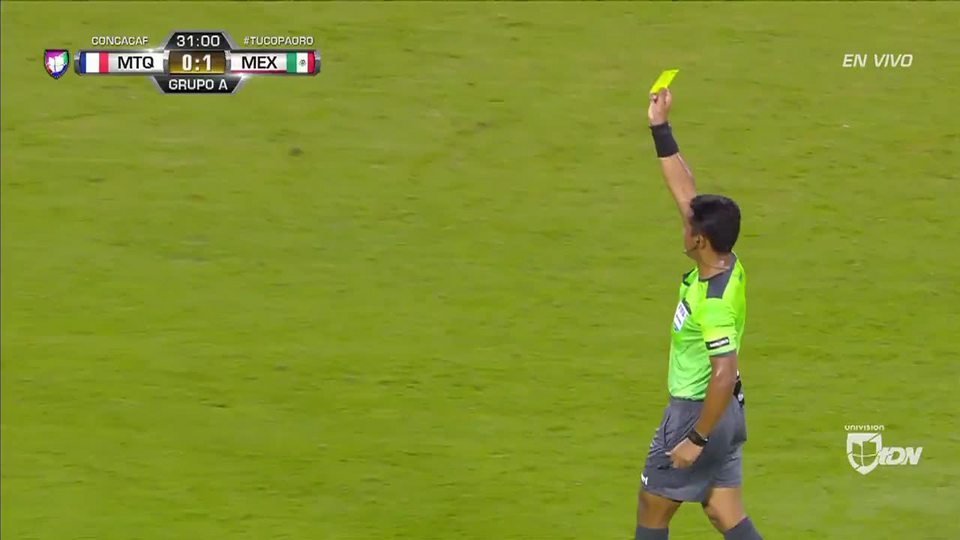 Tarjeta amarilla. El árbitro amonesta a Yann Thimon de Martinique