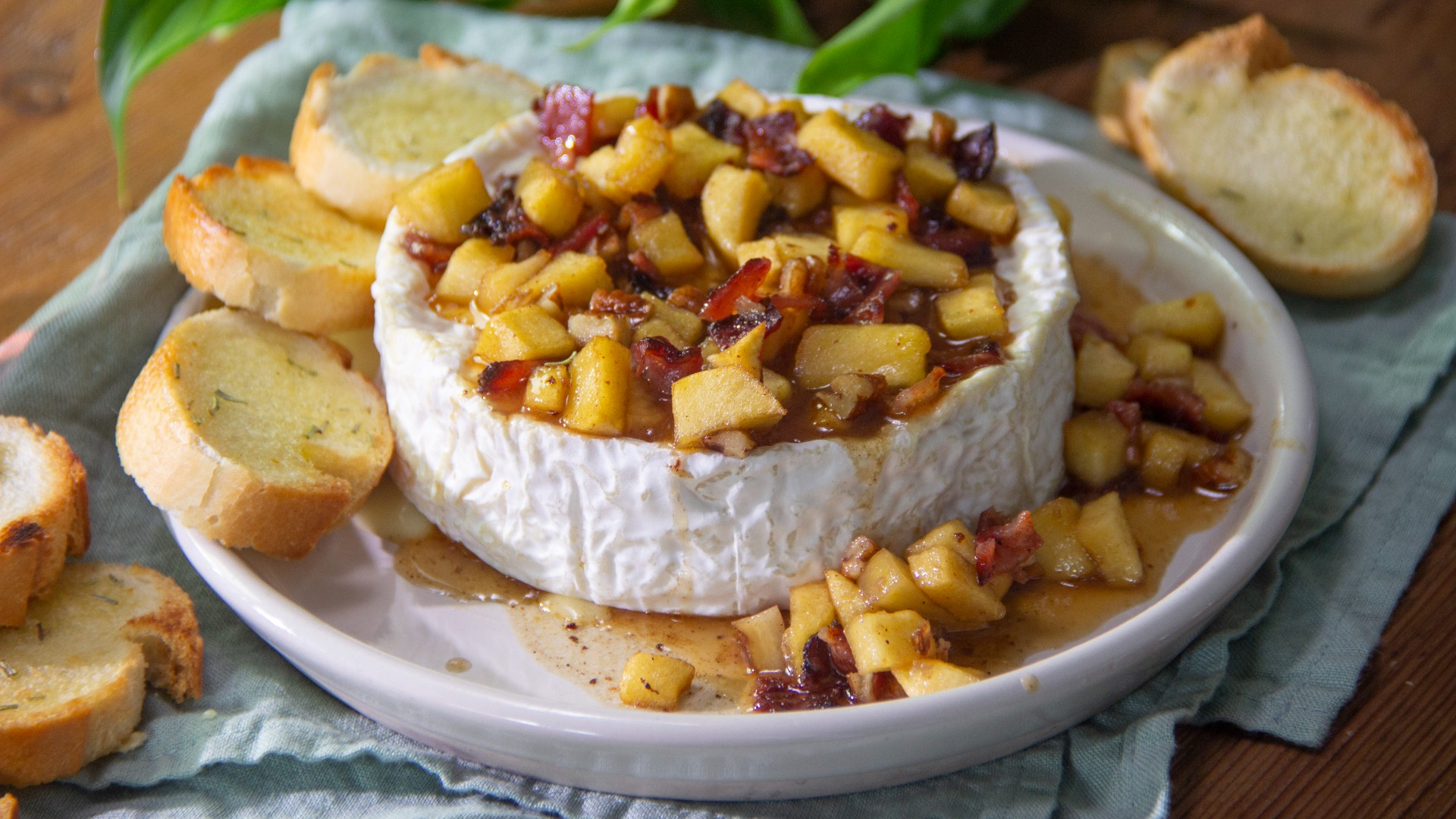 Queso brie al horno con manzana y tocino Delicioso Univision