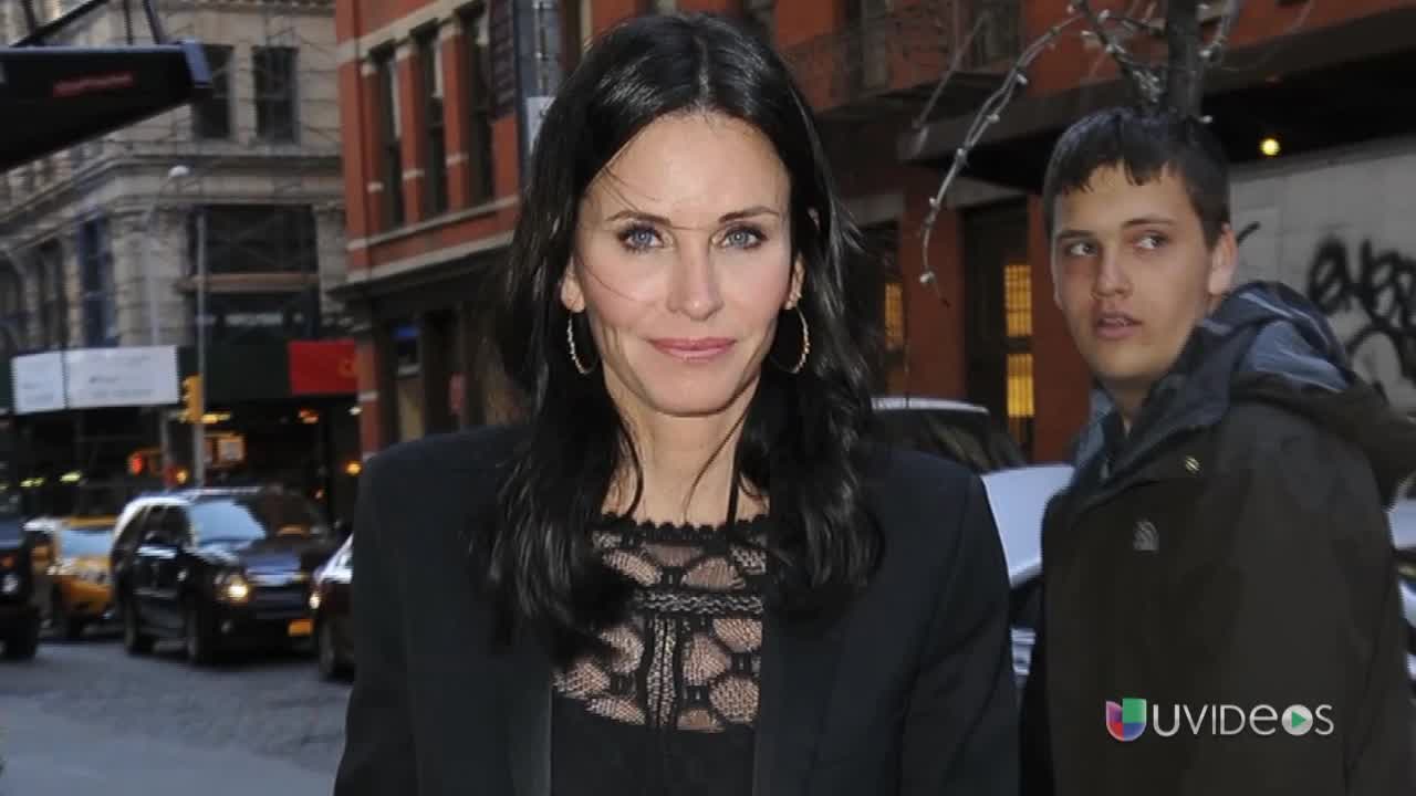 Anillo de compromiso celestial inspirado en la naturaleza con zafiro pera  azul verdoso – Valley Rose, image size:1280x720