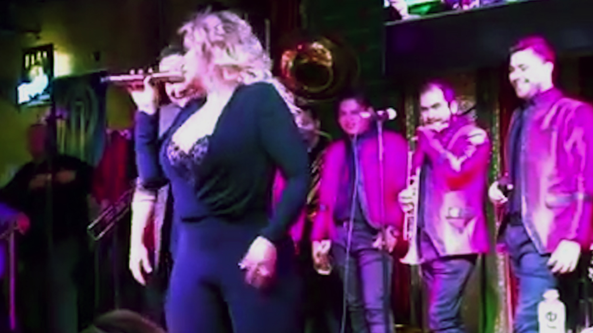 Chiquis muestra sus pompas para promocionar una crema, recibe críticas y  halagos 