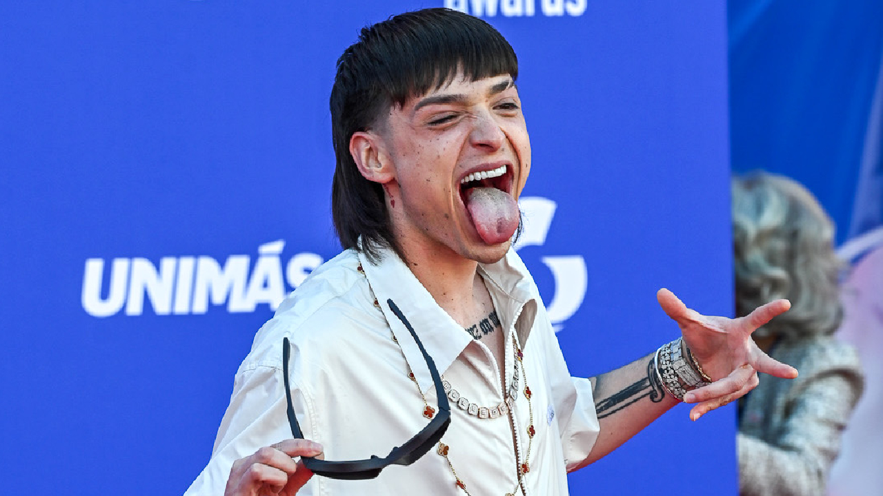 How much does Featherweight charge per gig?  A singer is outraged at the cost