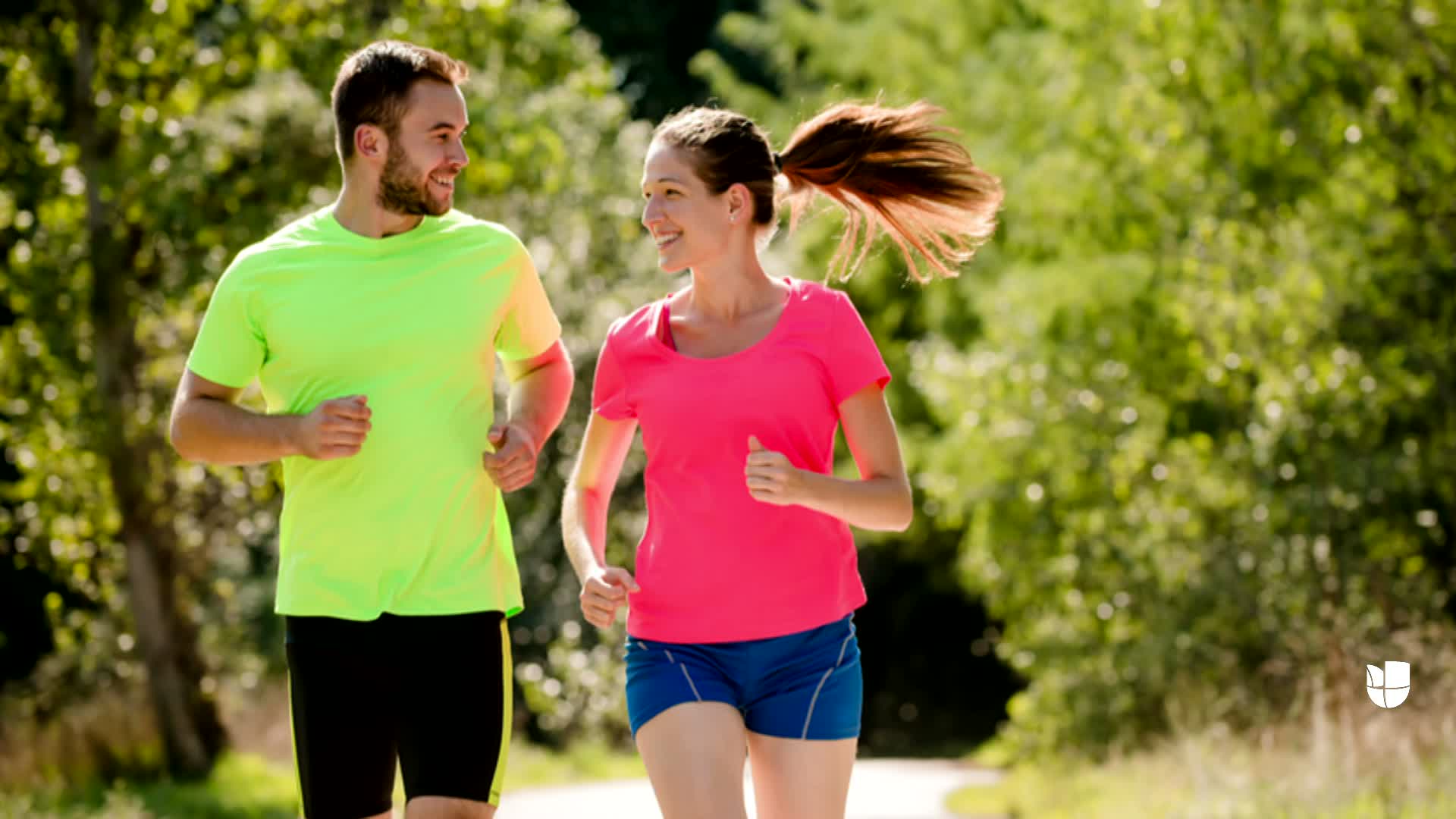 мужчина бежит за женщиной. женщина бегает за мужчиной. мужчина и женщина бегут. девушка убегает от парня. побегать босиком по траве.