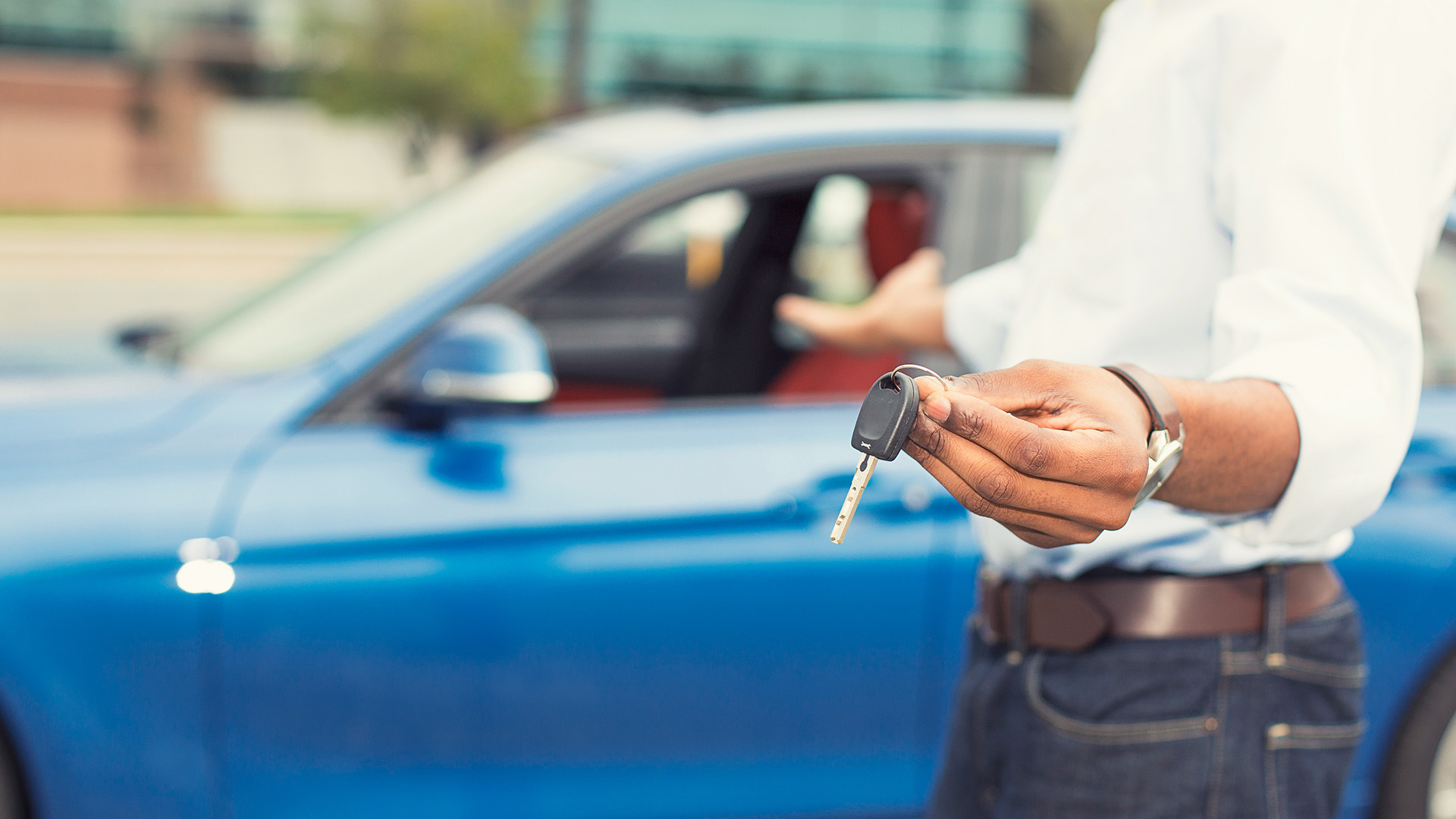 год простоя автомобиля. год простоя автомобиля. технический осмотр. человек рядом с машиной. перекуп машин.