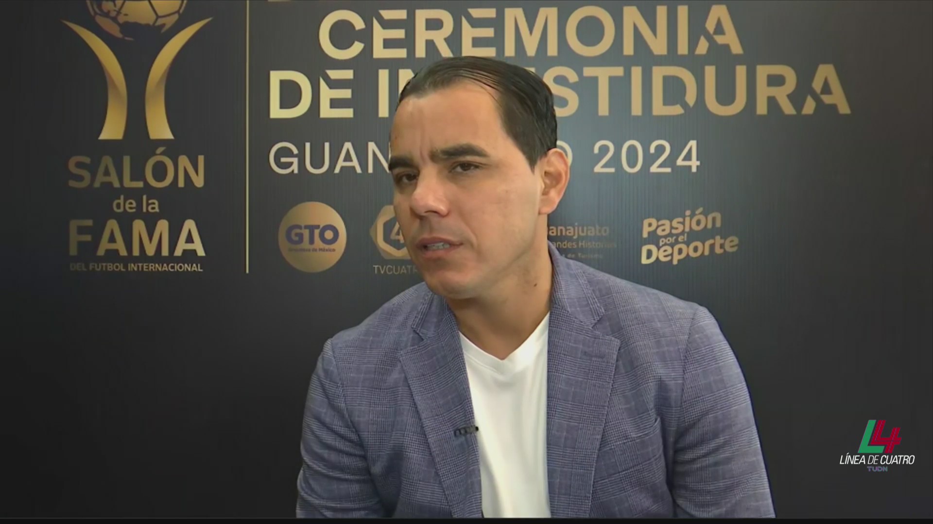 Omar Bravo no oculta sentimientos en investidura al Salón de la Fama